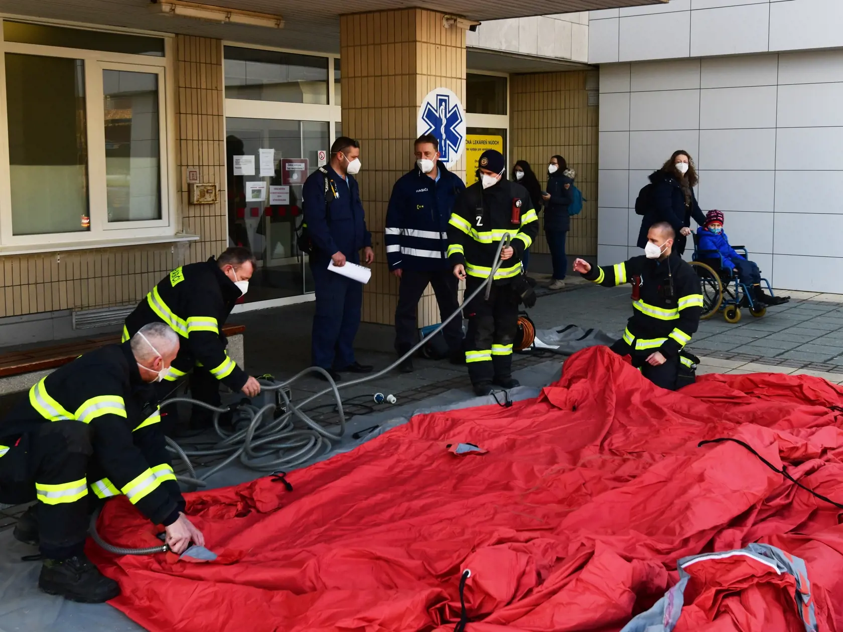 Hasičský záchranný zbor pokračuje vo výstavbe triážnych stanoch pred nemocnicami, na záberoch stany na Kramároch v Bratislave pred Národným ústavom detských chorôb. Stany budú slúžiť ako triediace pracoviská pre pacientov pred urgentnými príjmami počas aktuálnej vlny pandémie koronavírusu.