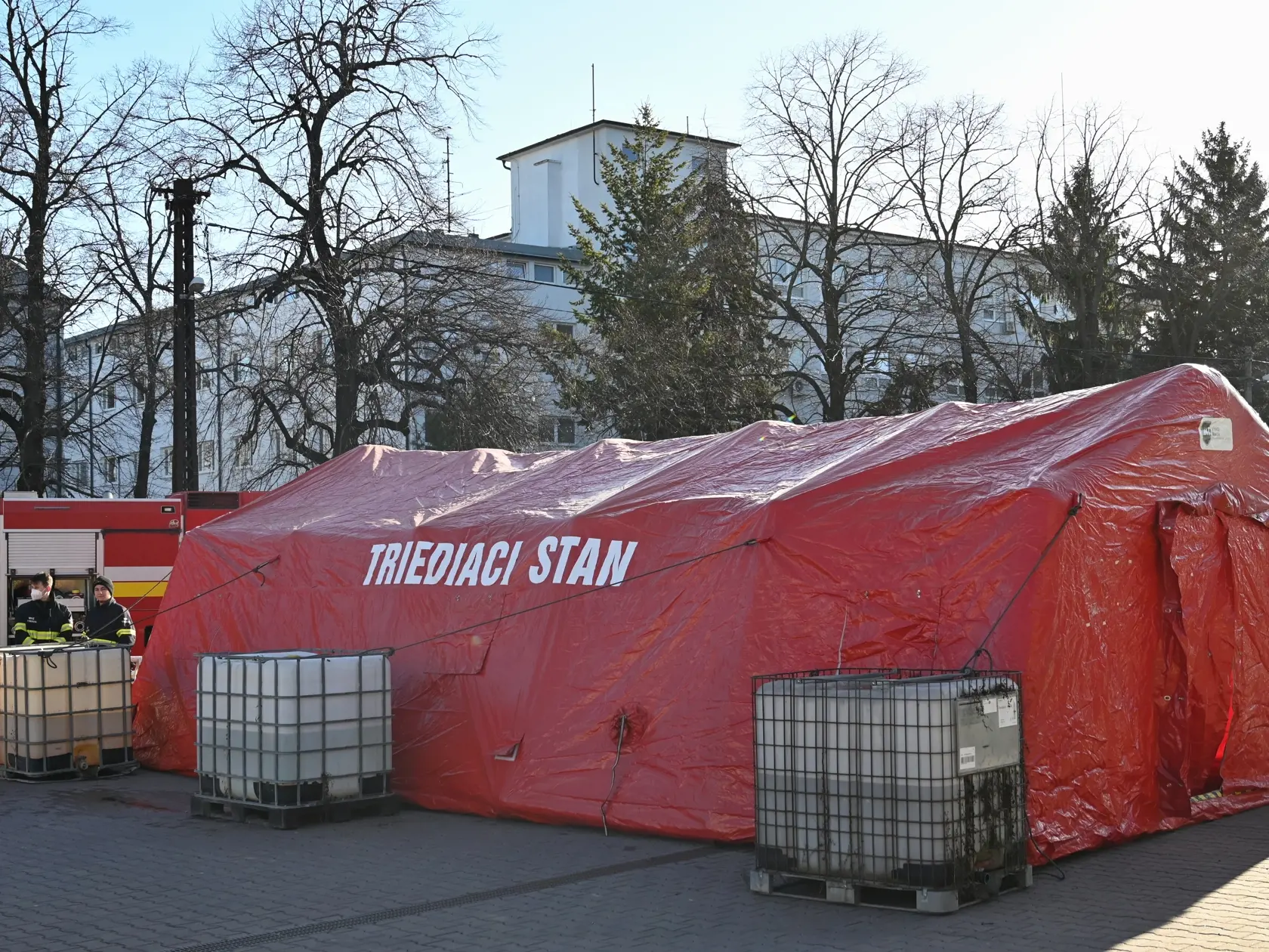 Triážne stany pred nemocnicami, ktoré počas štvrtej vlny pandémie poslúžia ako triediace pracoviská pre pacientov pred urgentnými príjmami, postavia príslušníci Hasičského a záchranného zboru (HaZZ). Na snímke hasiči stavajú triediaci stan pred Fakultnou nemocnicou v Trnave vo štvrtok 3. februára 2022. FOTO TASR - Lukáš Grinaj