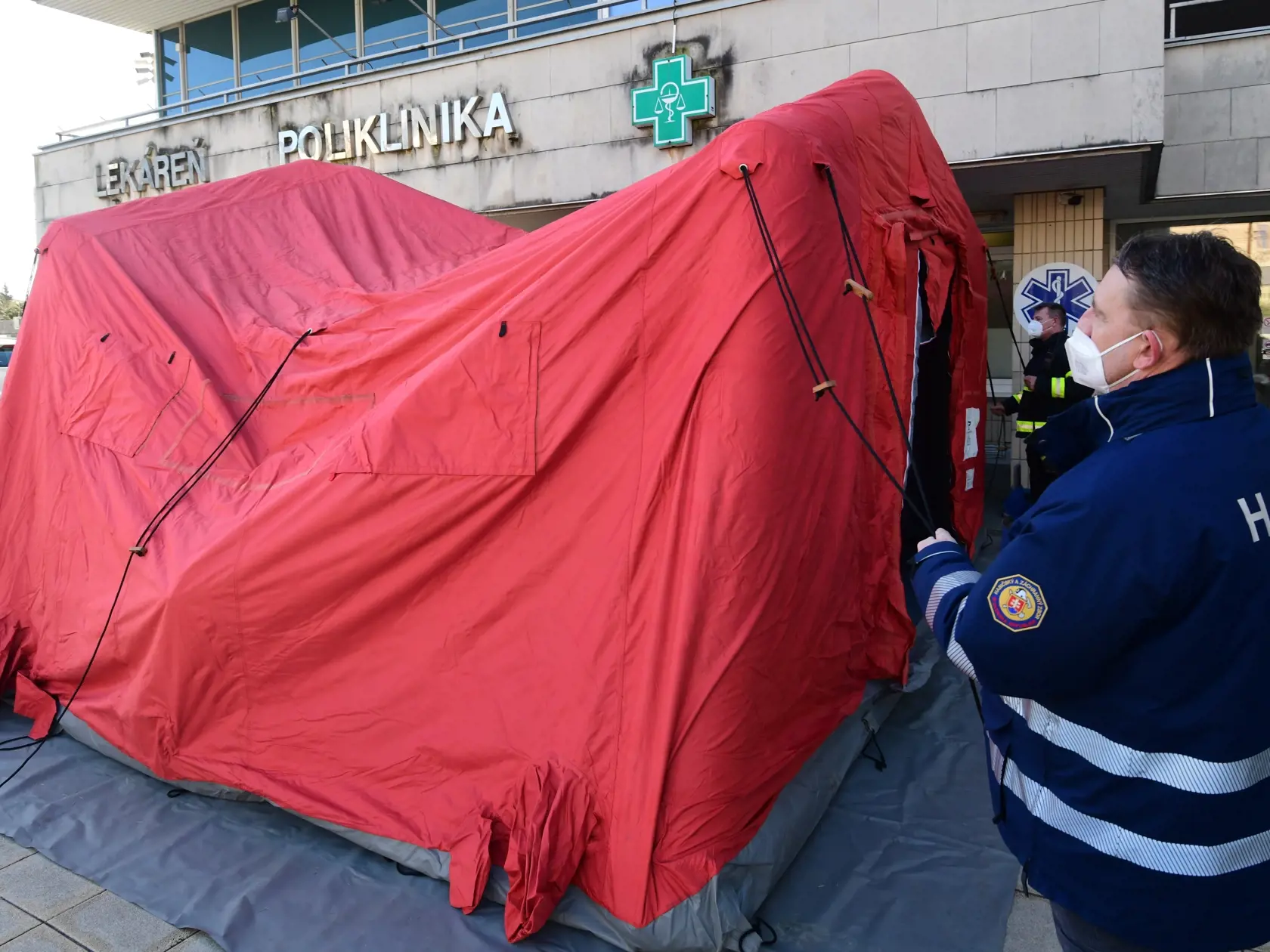 Hasičský záchranný zbor pokračuje vo výstavbe triážnych stanoch pred nemocnicami, na záberoch stany na Kramároch v Bratislave pred Národným ústavom detských chorôb. Stany budú slúžiť ako triediace pracoviská pre pacientov pred urgentnými príjmami počas aktuálnej vlny pandémie koronavírusu.