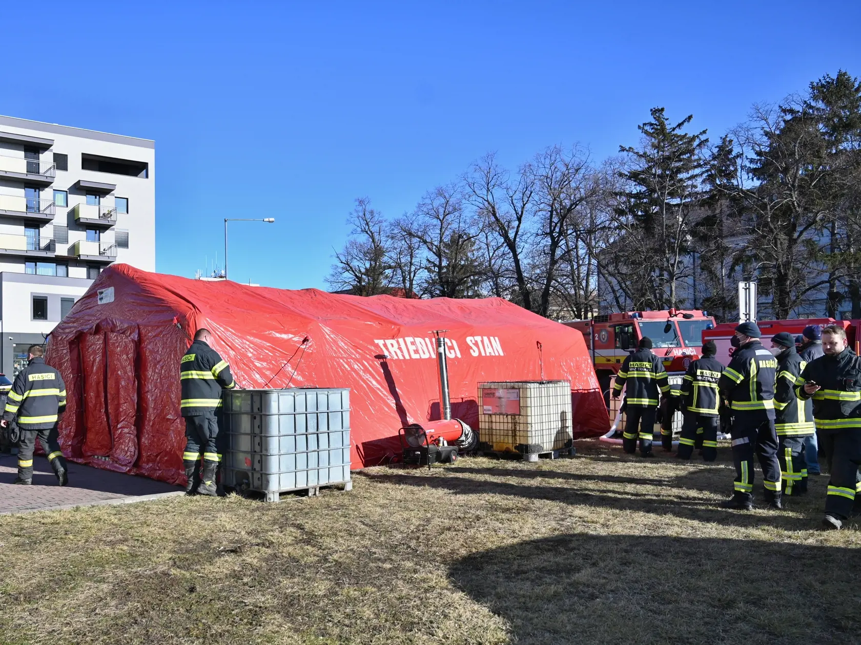 Triážne stany pred nemocnicami, ktoré počas štvrtej vlny pandémie poslúžia ako triediace pracoviská pre pacientov pred urgentnými príjmami, postavia príslušníci Hasičského a záchranného zboru (HaZZ). Na snímke hasiči stavajú triediaci stan pred Fakultnou nemocnicou v Trnave vo štvrtok 3. februára 2022. FOTO TASR - Lukáš Grinaj