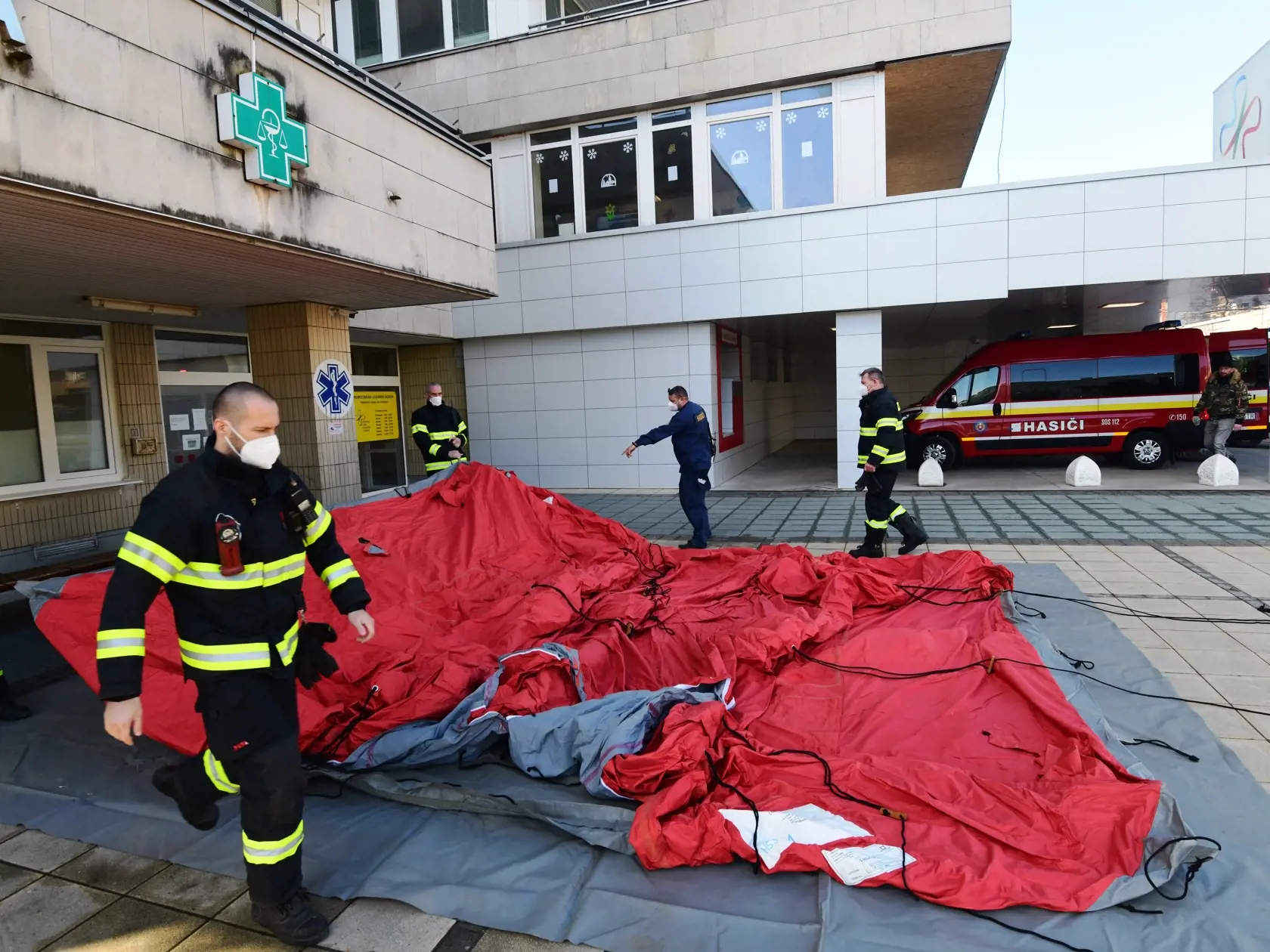 Hasičský záchranný zbor pokračuje vo výstavbe triážnych stanoch pred nemocnicami, na záberoch stany na Kramároch v Bratislave pred Národným ústavom detských chorôb. Stany budú slúžiť ako triediace pracoviská pre pacientov pred urgentnými príjmami počas aktuálnej vlny pandémie koronavírusu.