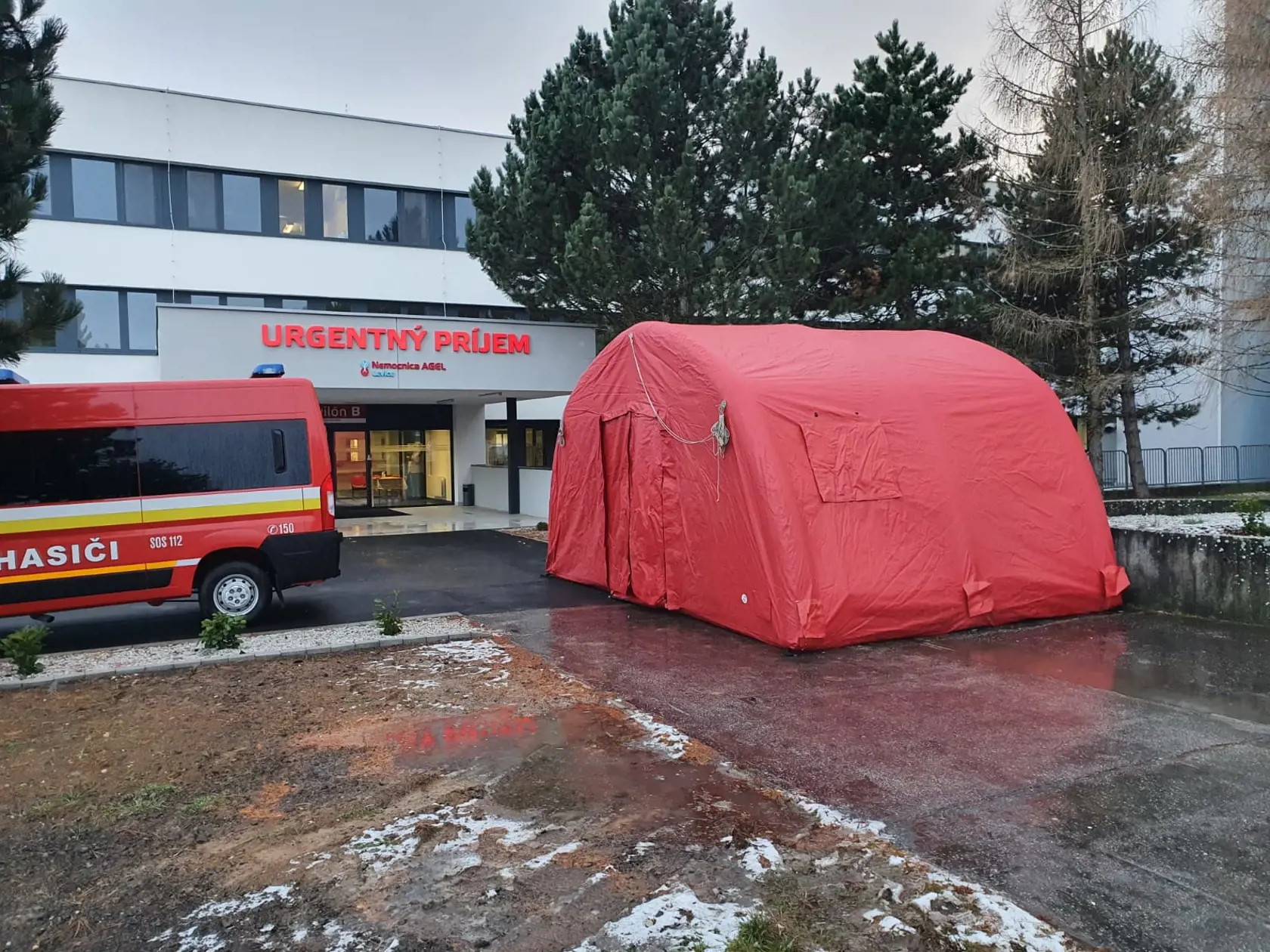 HaZZ začal so stavbou triážnych stanov pred nemocnicami