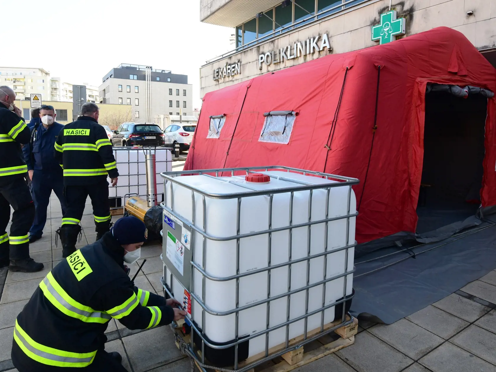 Hasičský záchranný zbor pokračuje vo výstavbe triážnych stanoch pred nemocnicami, na záberoch stany na Kramároch v Bratislave pred Národným ústavom detských chorôb. Stany budú slúžiť ako triediace pracoviská pre pacientov pred urgentnými príjmami počas aktuálnej vlny pandémie koronavírusu.