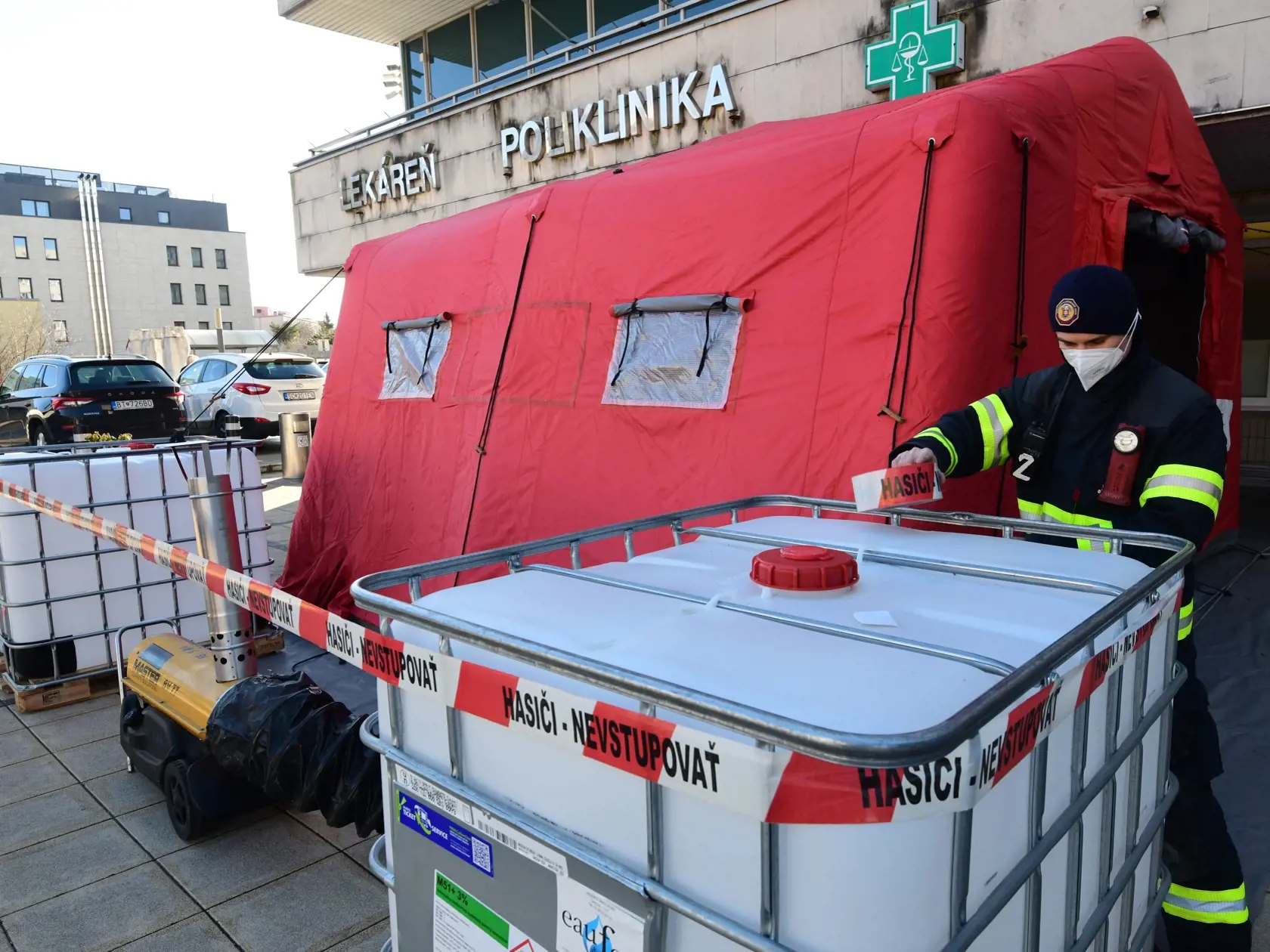 Hasičský záchranný zbor pokračuje vo výstavbe triážnych stanoch pred nemocnicami, na záberoch stany na Kramároch v Bratislave pred Národným ústavom detských chorôb. Stany budú slúžiť ako triediace pracoviská pre pacientov pred urgentnými príjmami počas aktuálnej vlny pandémie koronavírusu.