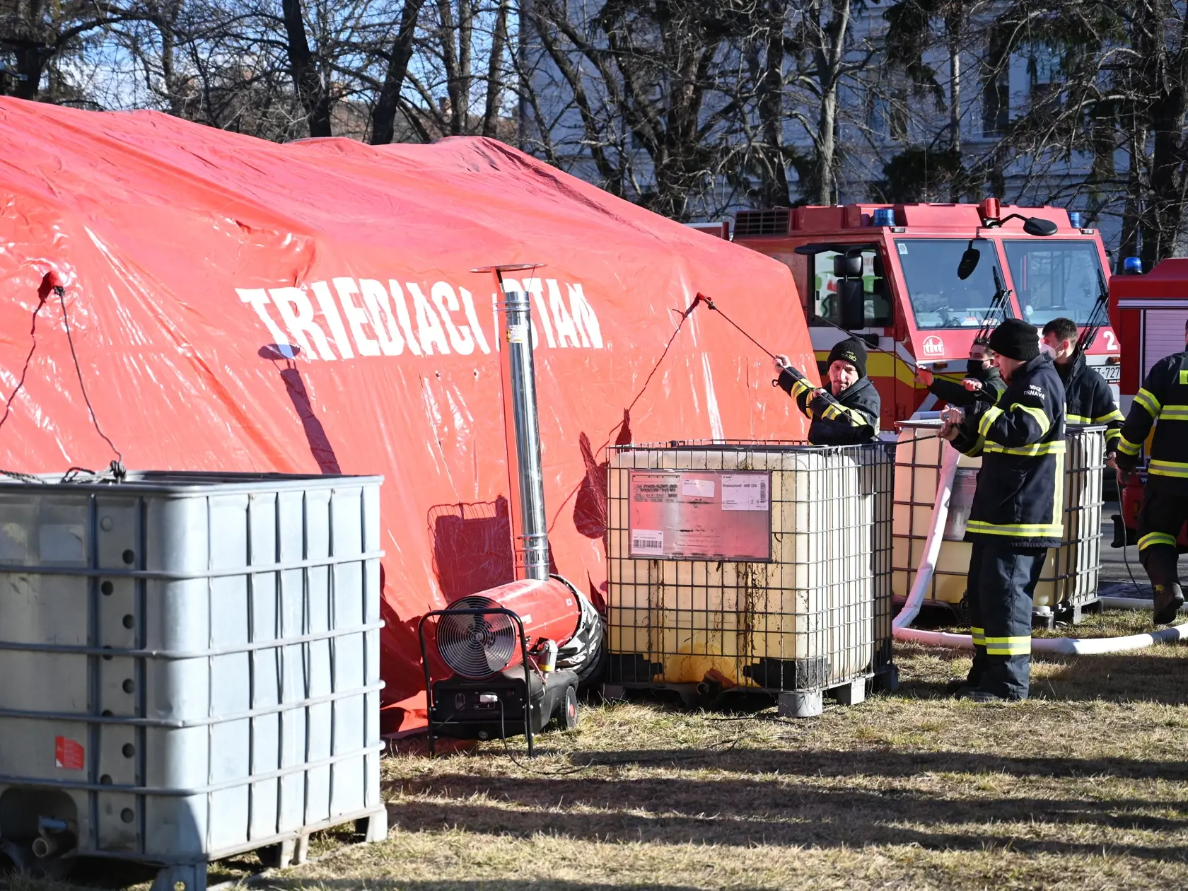 Triážne stany pred nemocnicami, ktoré počas štvrtej vlny pandémie poslúžia ako triediace pracoviská pre pacientov pred urgentnými príjmami, postavia príslušníci Hasičského a záchranného zboru (HaZZ). Na snímke hasiči stavajú triediaci stan pred Fakultnou nemocnicou v Trnave vo štvrtok 3. februára 2022. FOTO TASR - Lukáš Grinaj