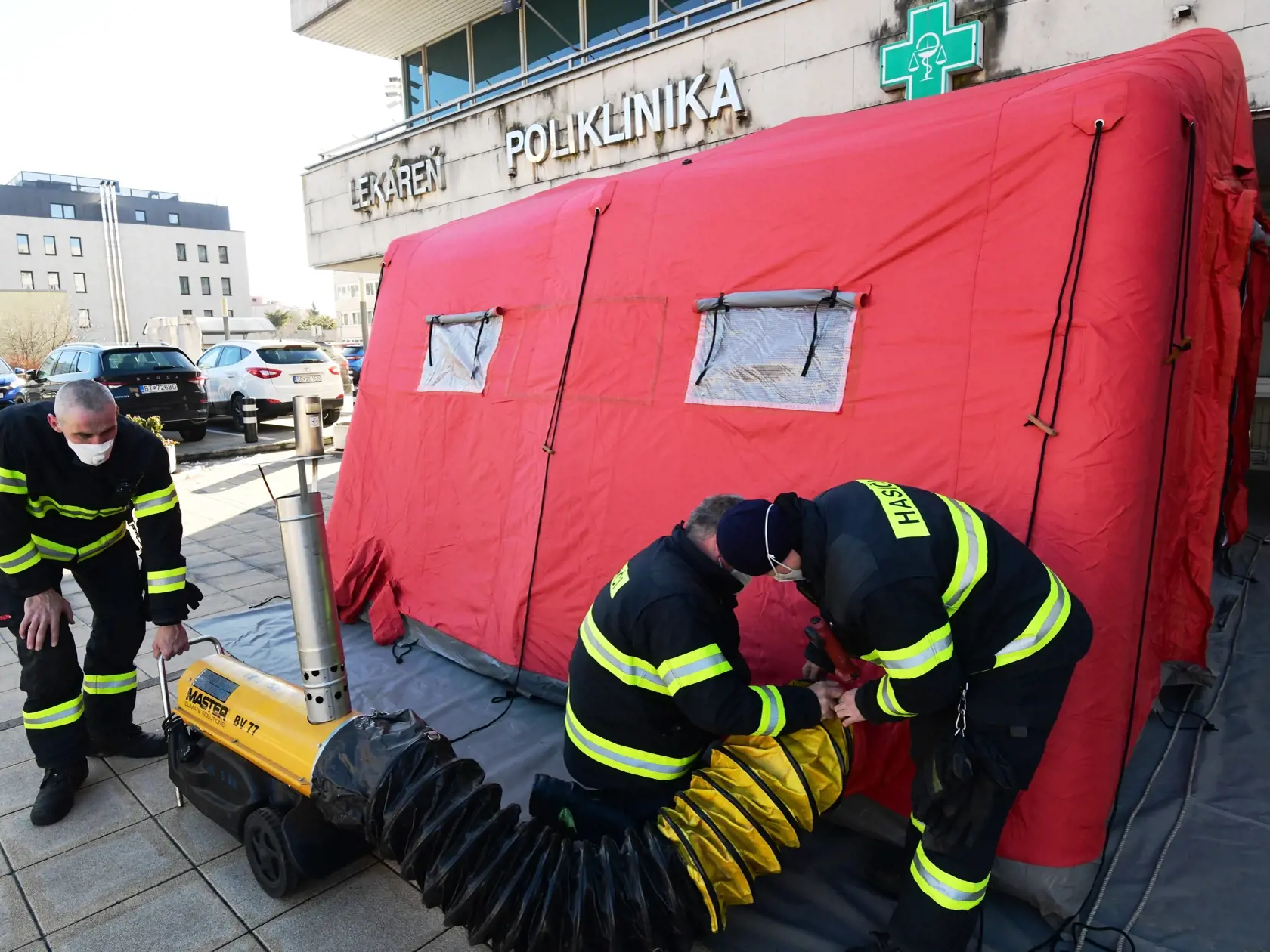 Hasičský záchranný zbor pokračuje vo výstavbe triážnych stanoch pred nemocnicami, na záberoch stany na Kramároch v Bratislave pred Národným ústavom detských chorôb. Stany budú slúžiť ako triediace pracoviská pre pacientov pred urgentnými príjmami počas aktuálnej vlny pandémie koronavírusu.