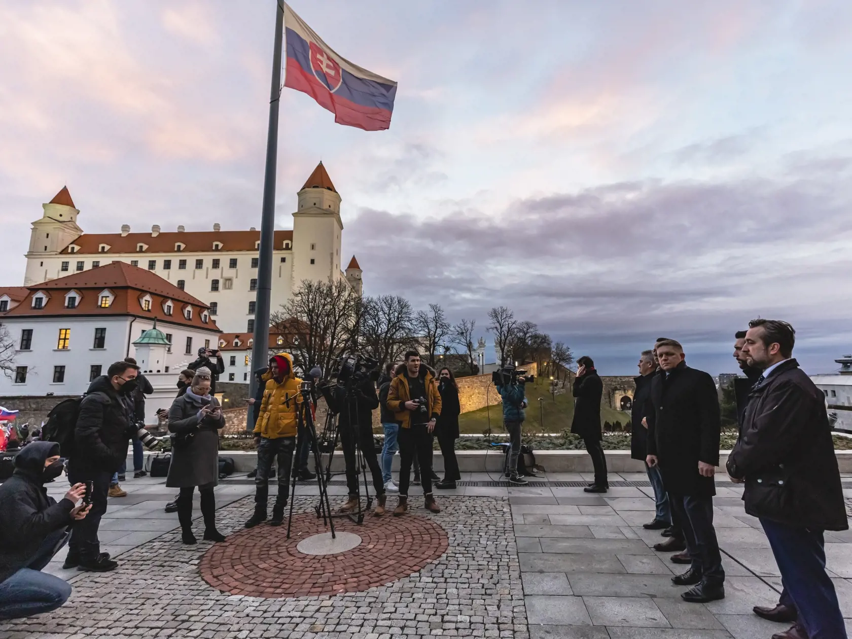 Odporcovia obrannej dohody medzi Slovenskou republikou a USA sa stretli pred budovou Národnej rady Slovenskej republiky. Na snímke Robert Fico.