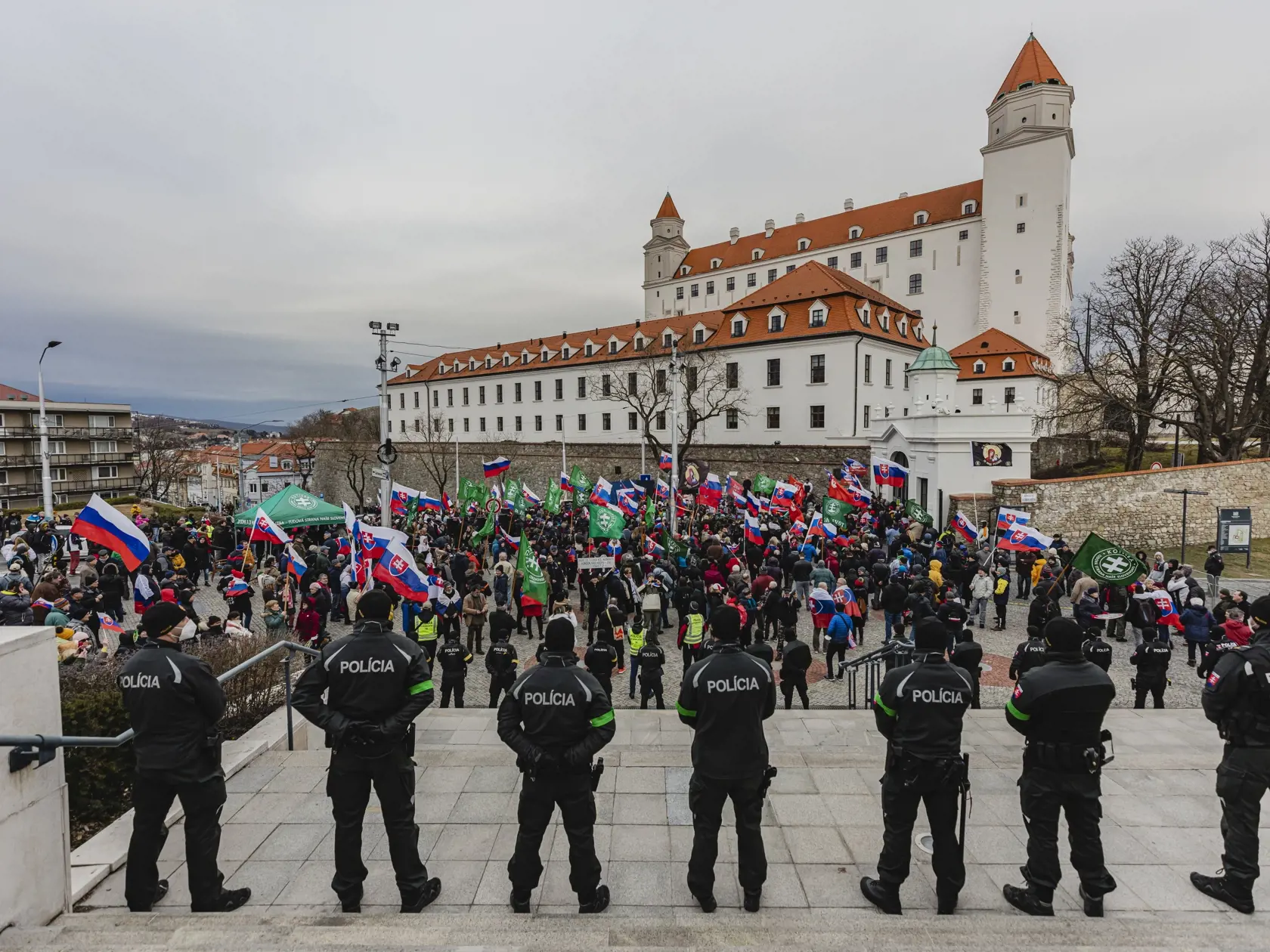 Odporcovia obrannej dohody medzi Slovenskou republikou a USA sa stretli pred budovou Národnej rady Slovenskej republiky.