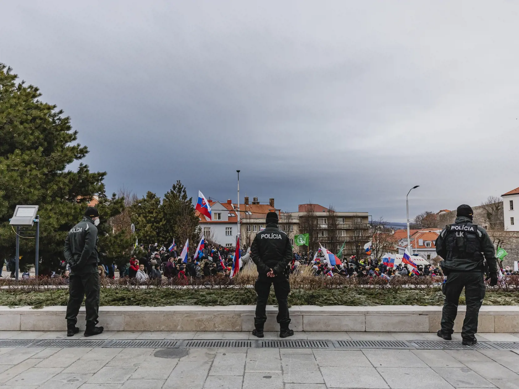 Odporcovia obrannej dohody medzi Slovenskou republikou a USA sa stretli pred budovou Národnej rady Slovenskej republiky.
