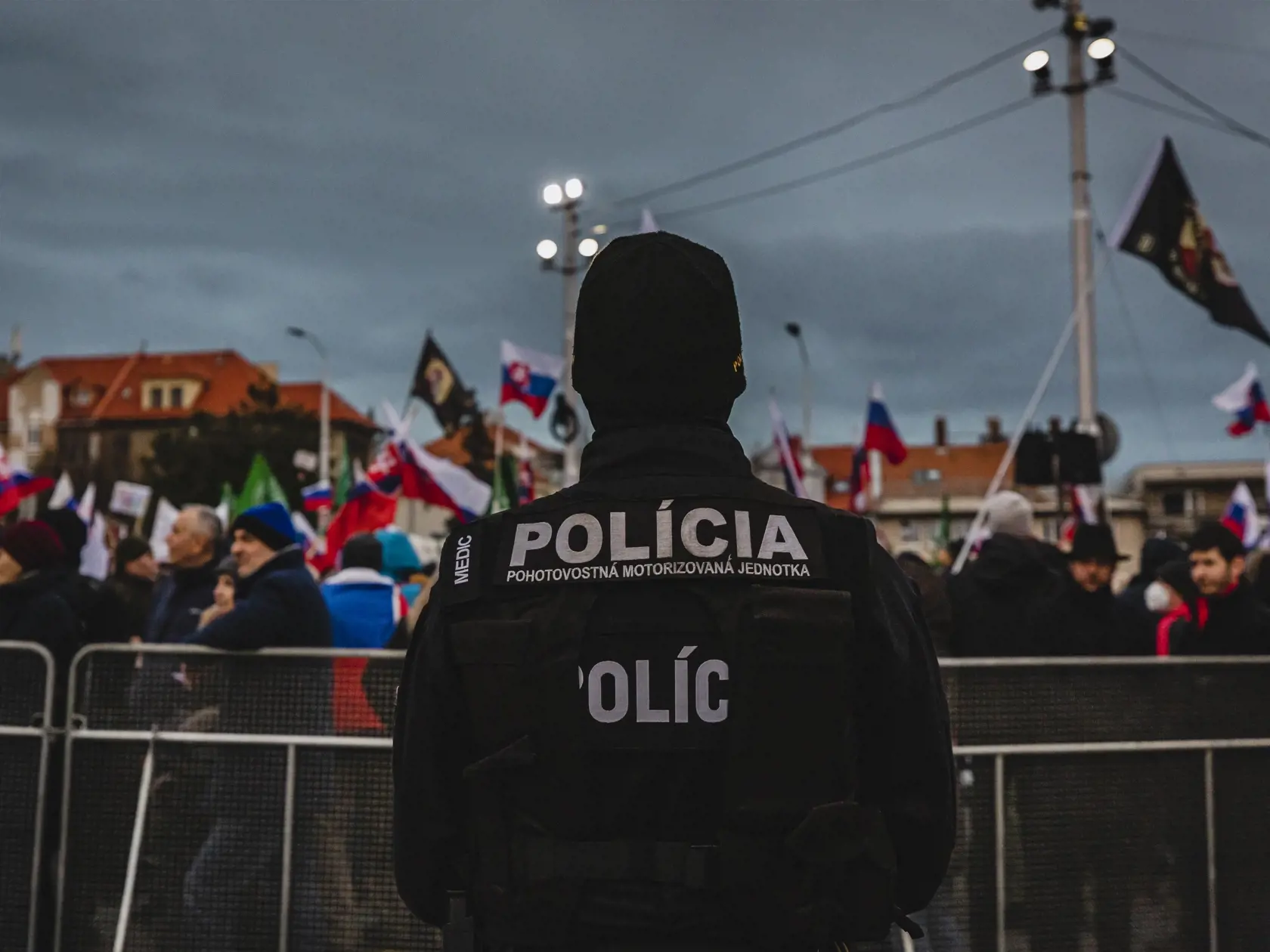 Odporcovia obrannej dohody medzi Slovenskou republikou a USA sa stretli pred budovou Národnej rady Slovenskej republiky.