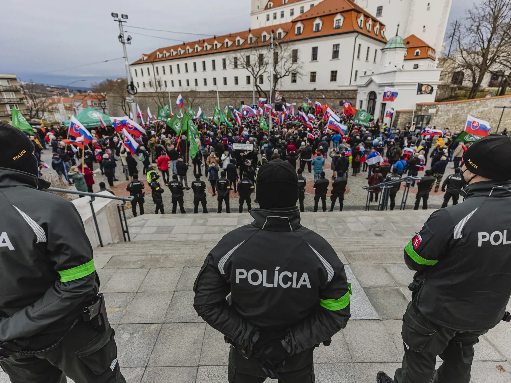 Odporcovia obrannej dohody medzi Slovenskou republikou a USA sa stretli pred budovou Národnej rady Slovenskej republiky.