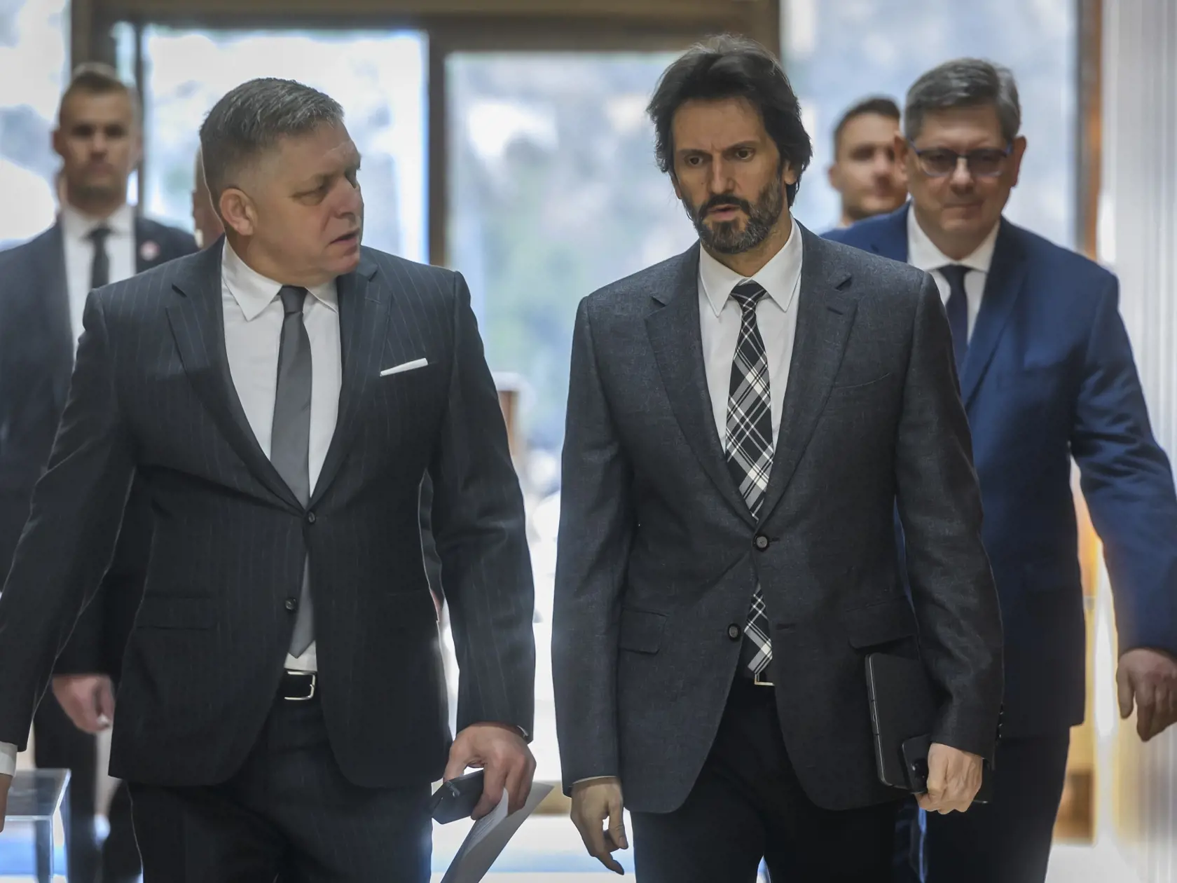 Zľava predseda vlády SR Robert Fico (Smer), vicepremiér a minister obrany SR Robert Kaliňák (Smer) a minister spravodlivosti SR Boris Susko (Smer) prichádzajú na 17. rokovanie vlády SR v Bratislave 21. februára 2024.