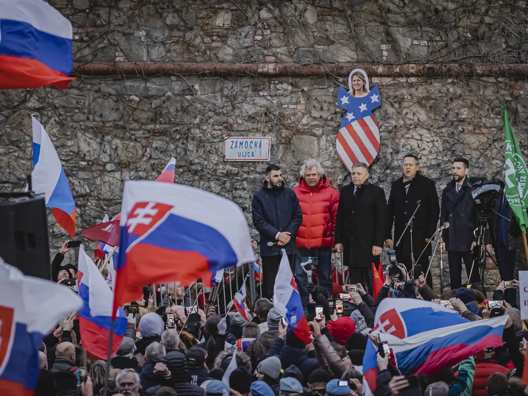 Odporcovia obrannej dohody medzi Slovenskou republikou a USA sa stretli pred budovou Národnej rady Slovenskej republiky. Na snímke Robert Fico.
