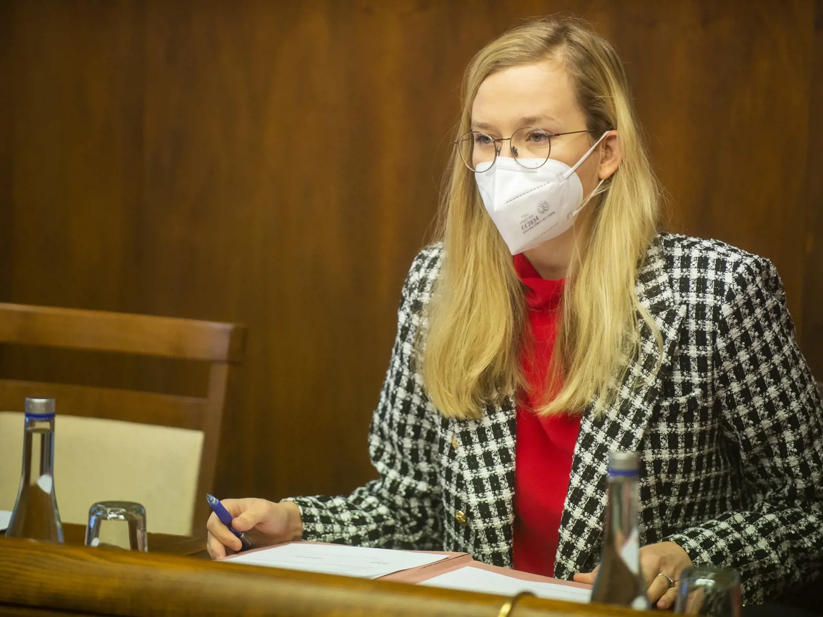 Poslankyňa SaS Vadimíra Marcinková na sociálnej sieti uviedla, že neznámy páchateľ vylomil kľučky na dverách podzemného tunelu. Podľa nej je to jediná bezpečná cesta von.