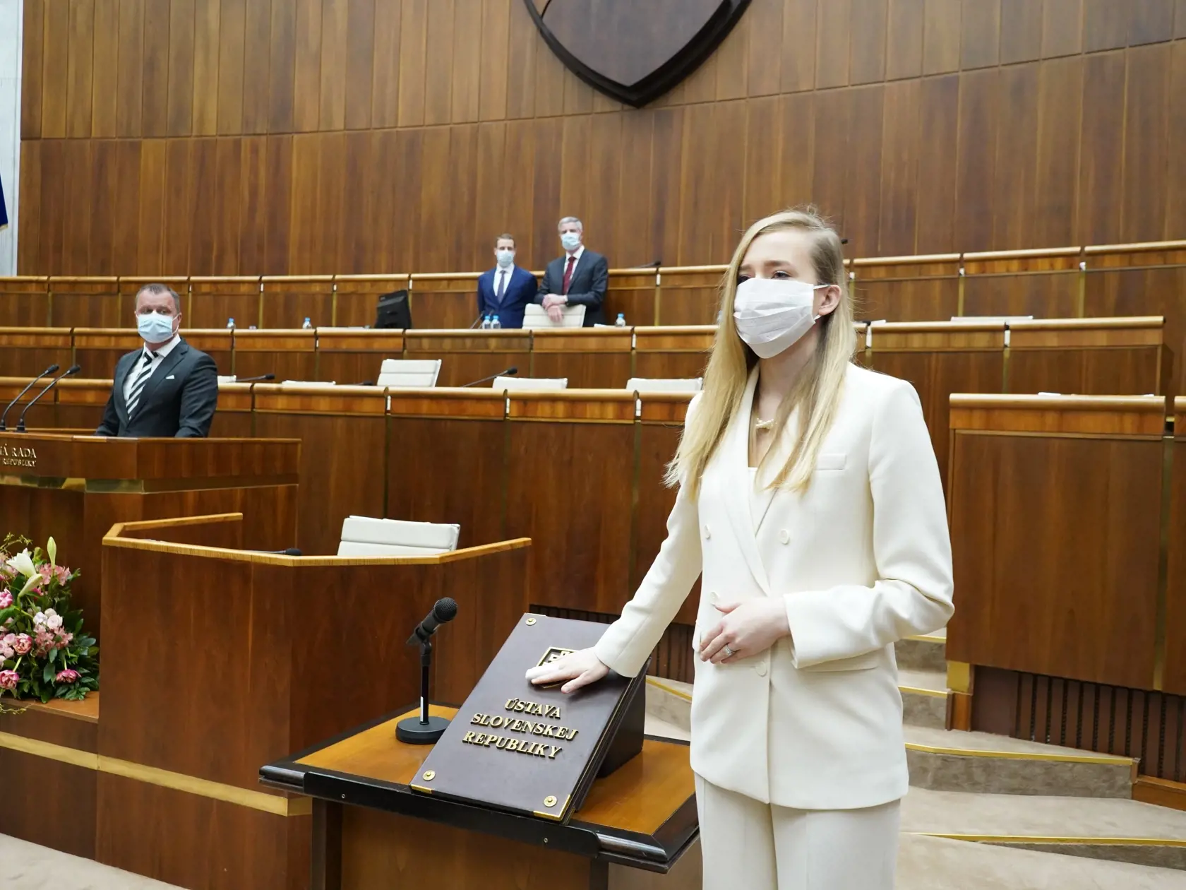 Poslankyňa SaS Vadimíra Marcinková na sociálnej sieti uviedla, že neznámy páchateľ vylomil kľučky na dverách podzemného tunelu. Podľa nej je to jediná bezpečná cesta von.