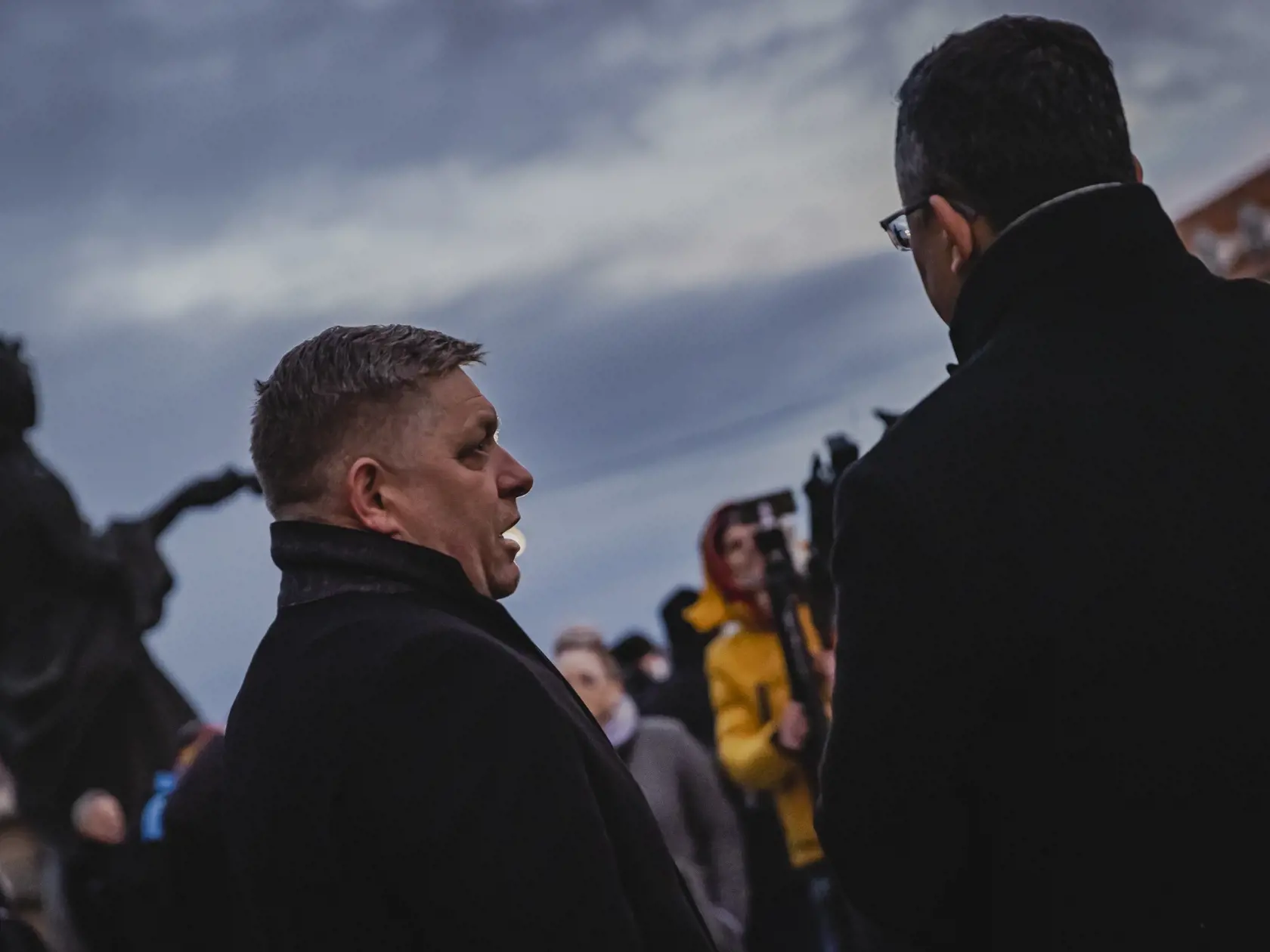 Odporcovia obrannej dohody medzi Slovenskou republikou a USA sa stretli pred budovou Národnej rady Slovenskej republiky. Na snímke Robert Fico.
