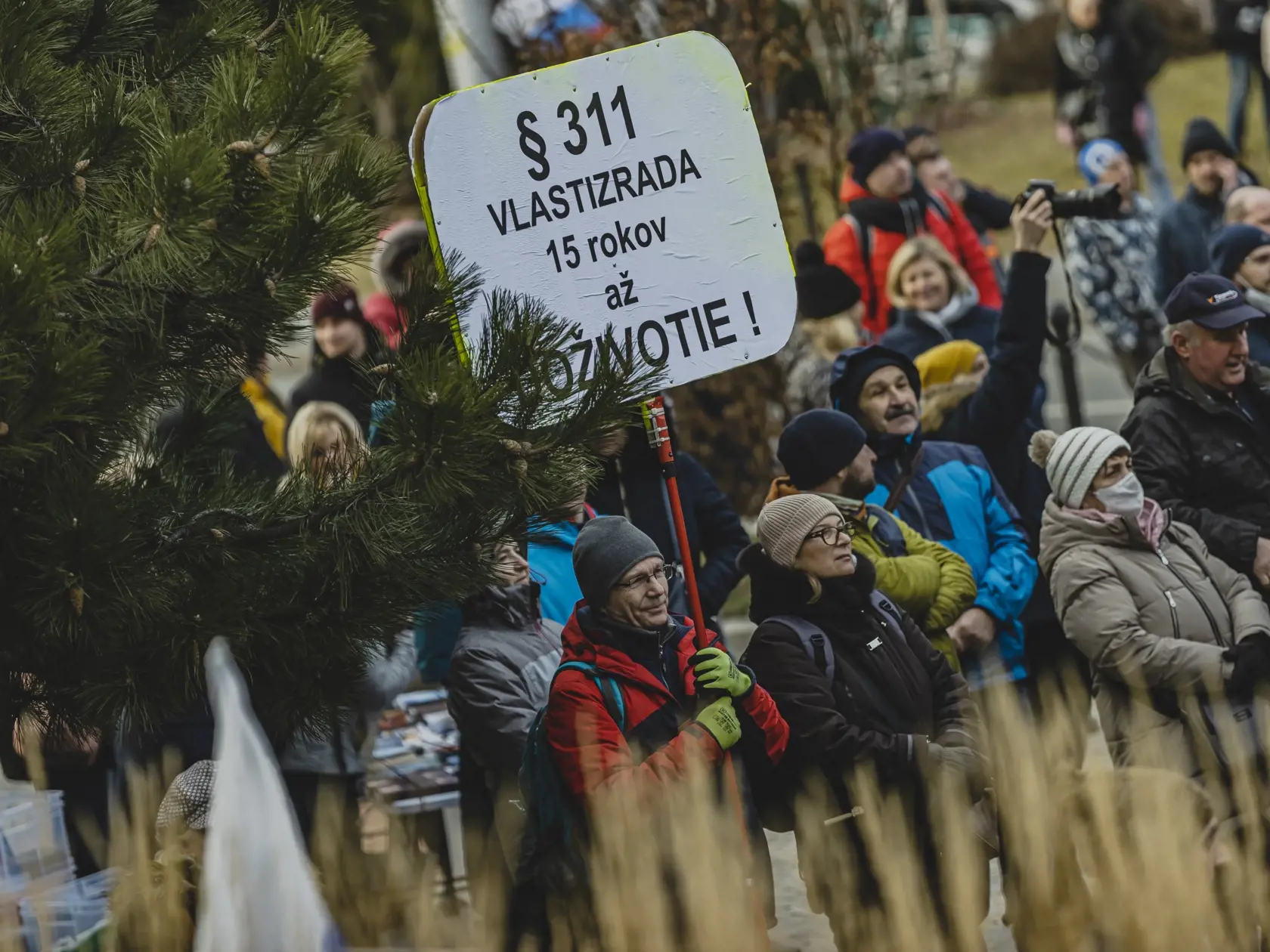 Odporcovia obrannej dohody medzi Slovenskou republikou a USA sa stretli pred budovou Národnej rady Slovenskej republiky. 