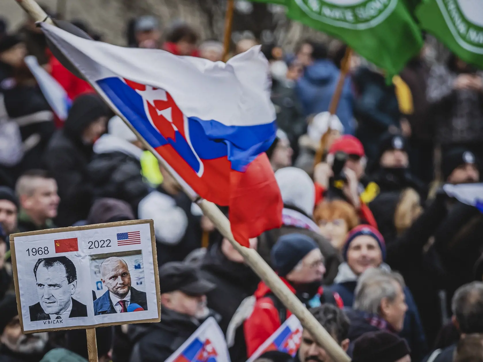 Odporcovia obrannej dohody medzi Slovenskou republikou a USA sa stretli pred budovou Národnej rady Slovenskej republiky. 