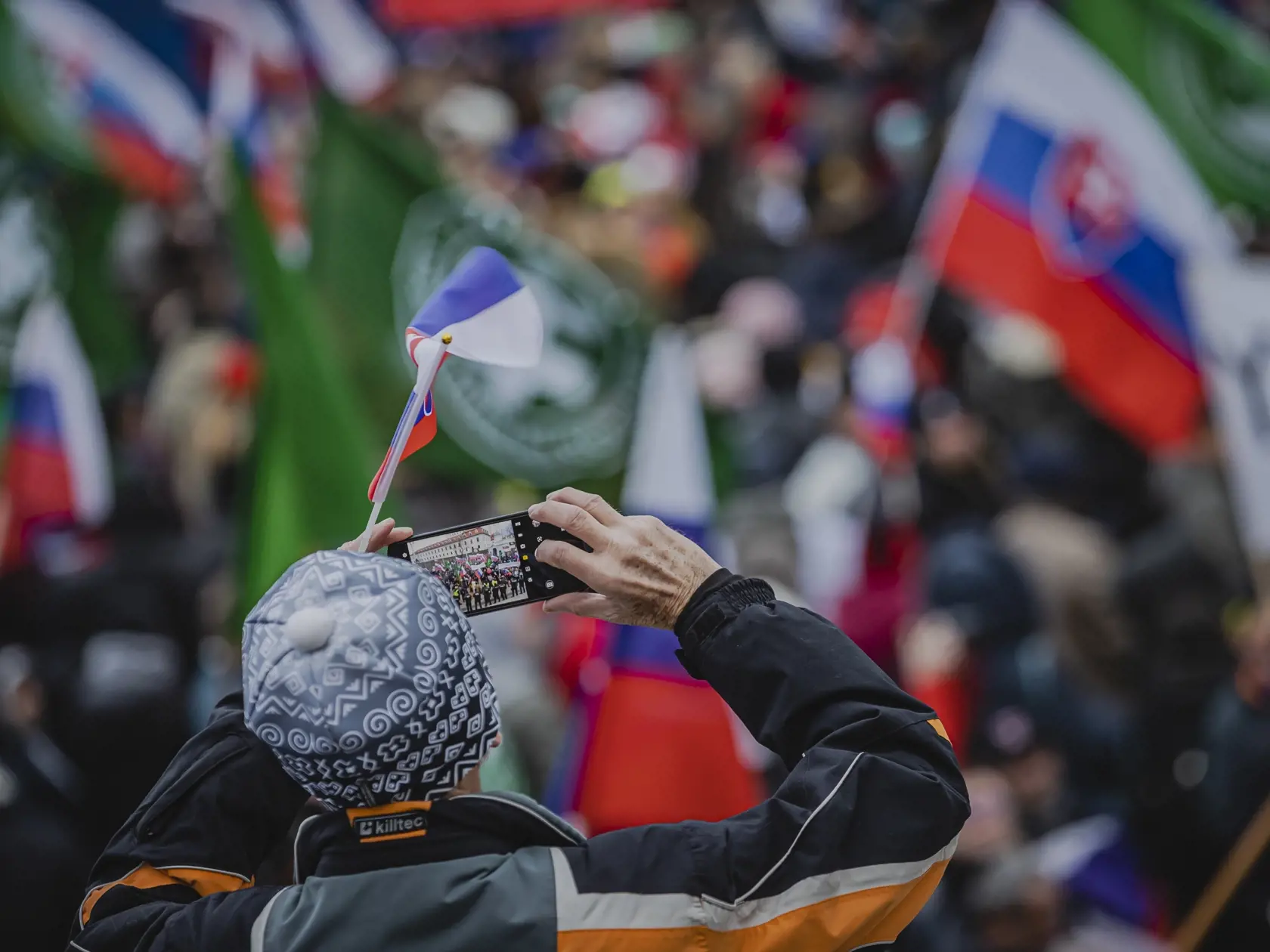 Odporcovia obrannej dohody medzi Slovenskou republikou a USA sa stretli pred budovou Národnej rady Slovenskej republiky. 