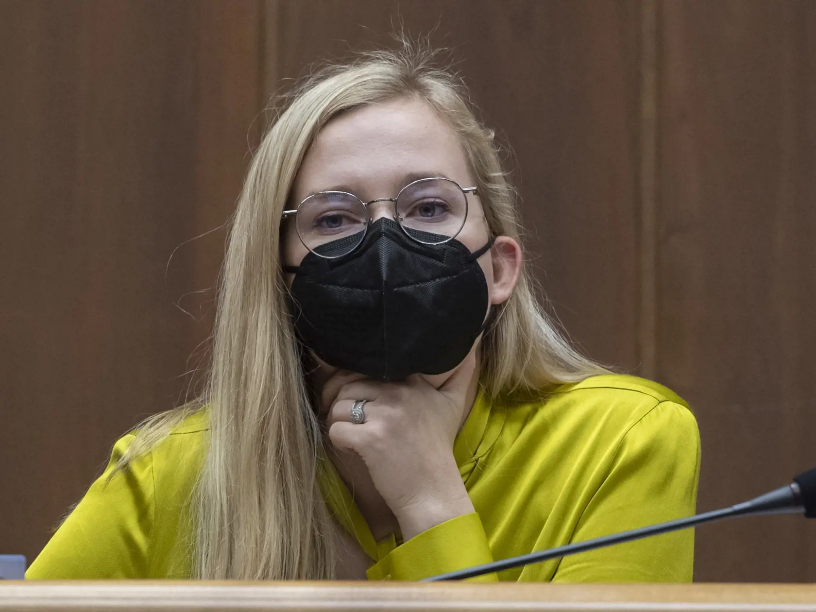 Poslankyňa SaS Vadimíra Marcinková na sociálnej sieti uviedla, že neznámy páchateľ vylomil kľučky na dverách podzemného tunelu. Podľa nej je to jediná bezpečná cesta von.