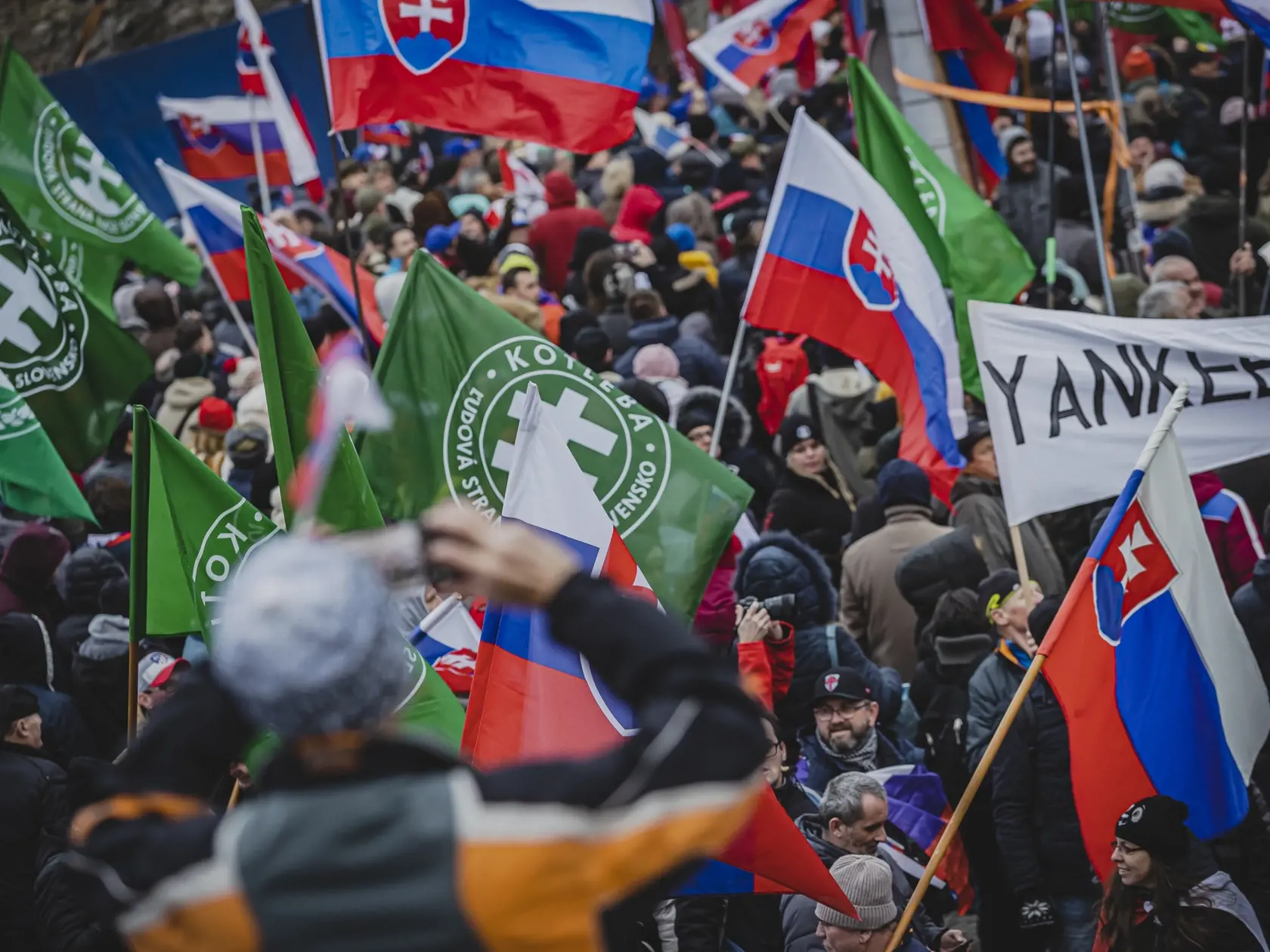 Odporcovia obrannej dohody medzi Slovenskou republikou a USA sa stretli pred budovou Národnej rady Slovenskej republiky. 