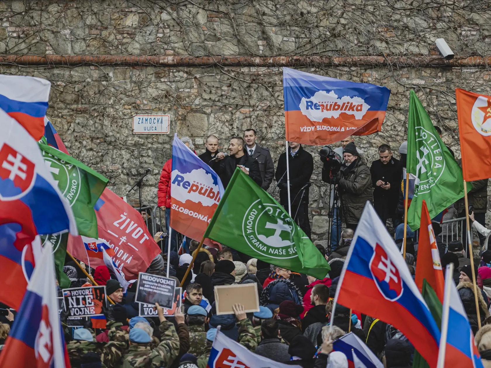Odporcovia obrannej dohody medzi Slovenskou republikou a USA sa stretli pred budovou Národnej rady Slovenskej republiky. 