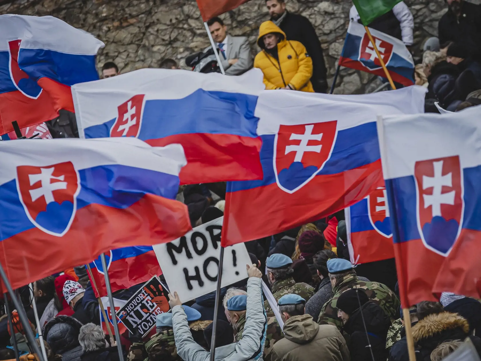 Odporcovia obrannej dohody medzi Slovenskou republikou a USA sa stretli pred budovou Národnej rady Slovenskej republiky. 