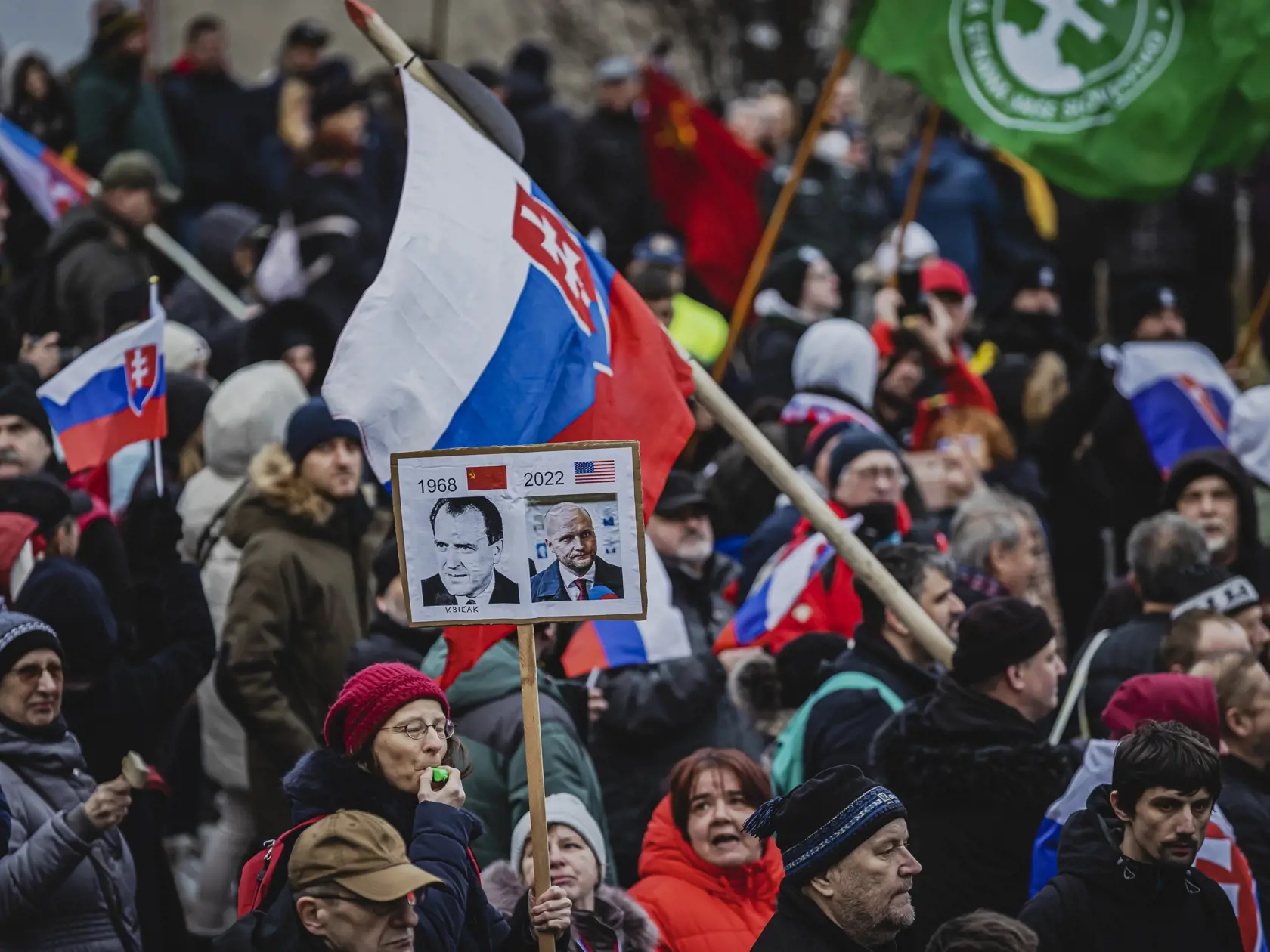 Odporcovia obrannej dohody medzi Slovenskou republikou a USA sa stretli pred budovou Národnej rady Slovenskej republiky. 