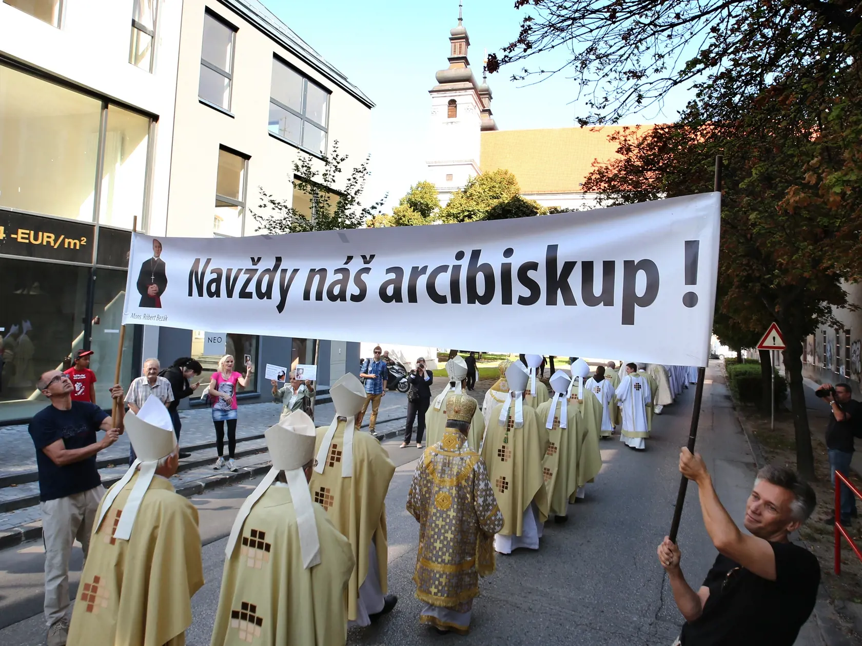 Regióny: Svätý Otec František vymenoval nového trnavského arcibiskupa, stal sa ním doterajší apoštolský administrátor Ján Orosch. Do úradu ho uviedol bratislavský arcibiskup-metropolita Stanislav Zvolenský.