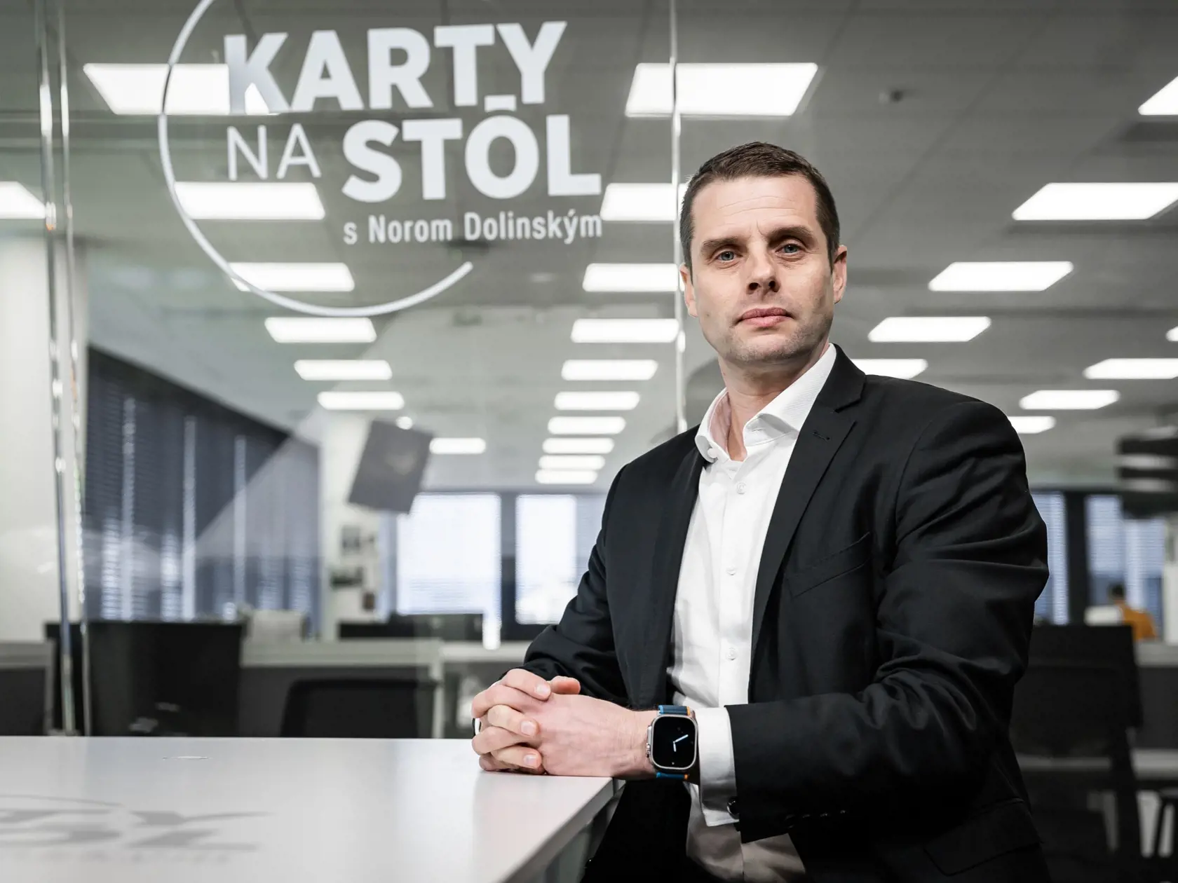 Bývalý štátny tajomník ministerstva zahraničných vecí Martin Klus v štúdiu Plus JEDEN DEŇ počas nakrúcania relácie Karty na stôl. Momentálne pôsobí na akademickej pôde v odbore politológia a je hlavným analytikom prieskumnej agentúry SCIO.