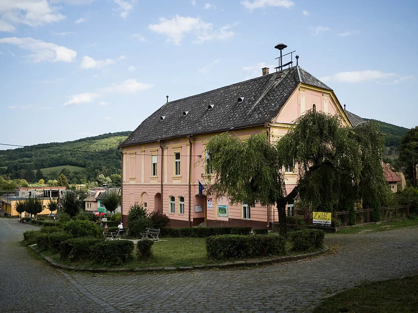 Neďaleká obec Ratková sa už v 15. storočí rozvinula na remeselnícke a trhové stredisko. V roku 1564 sa tu vyrábalo železo, na čo slúžili 3 pece a 4 hámre. Po tureckej okupácii sa rozmohla remeselnícka výroba niekoľkých cechov: garbiari, čižmári, pláteníci, valchári, súkeníci a iní. V roku 1800 mala obec 310 majstrov a 116 tovarišov.
