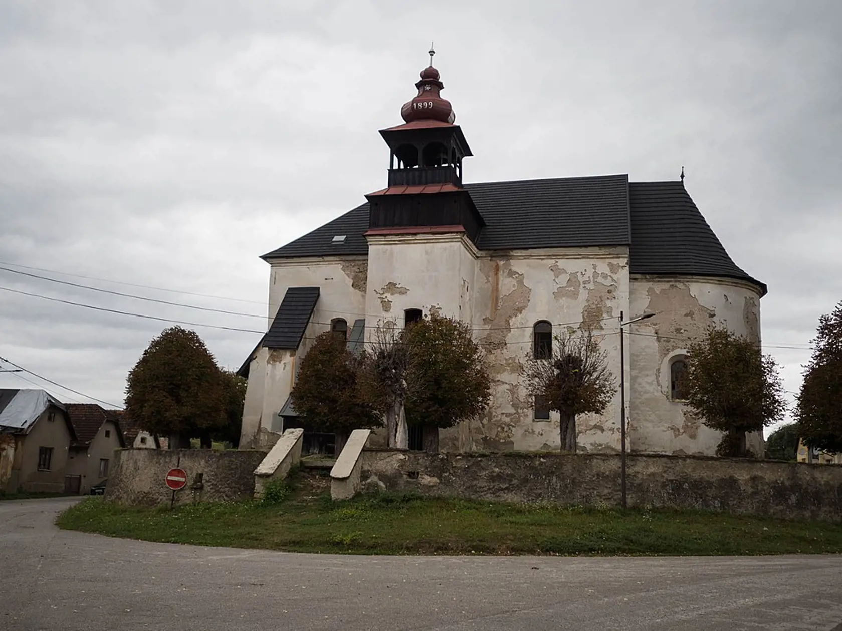 Kameňany (Castrum Kowi), patria medzi najstaršie obce Gemera. Prvýkrát sa spomínajú v darovacej listine kráľa Bela IV., z roku 1243, kedy usadlosť daroval  Detrikovi a Filipovi Bubekovi. V obci vznikol kláštor františkánov, ktorého pozostatkom je miestny kostol.