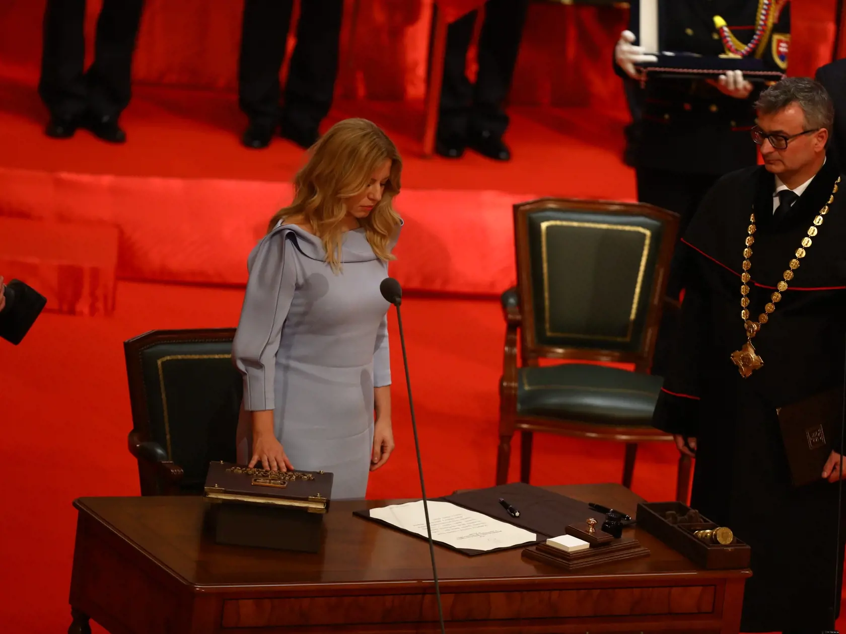 Slávnostná inaugurácia Zuzany Čaputovej. Šaty zožali úspech, no mnohí sa k nim vyjadrujú kriticky.
