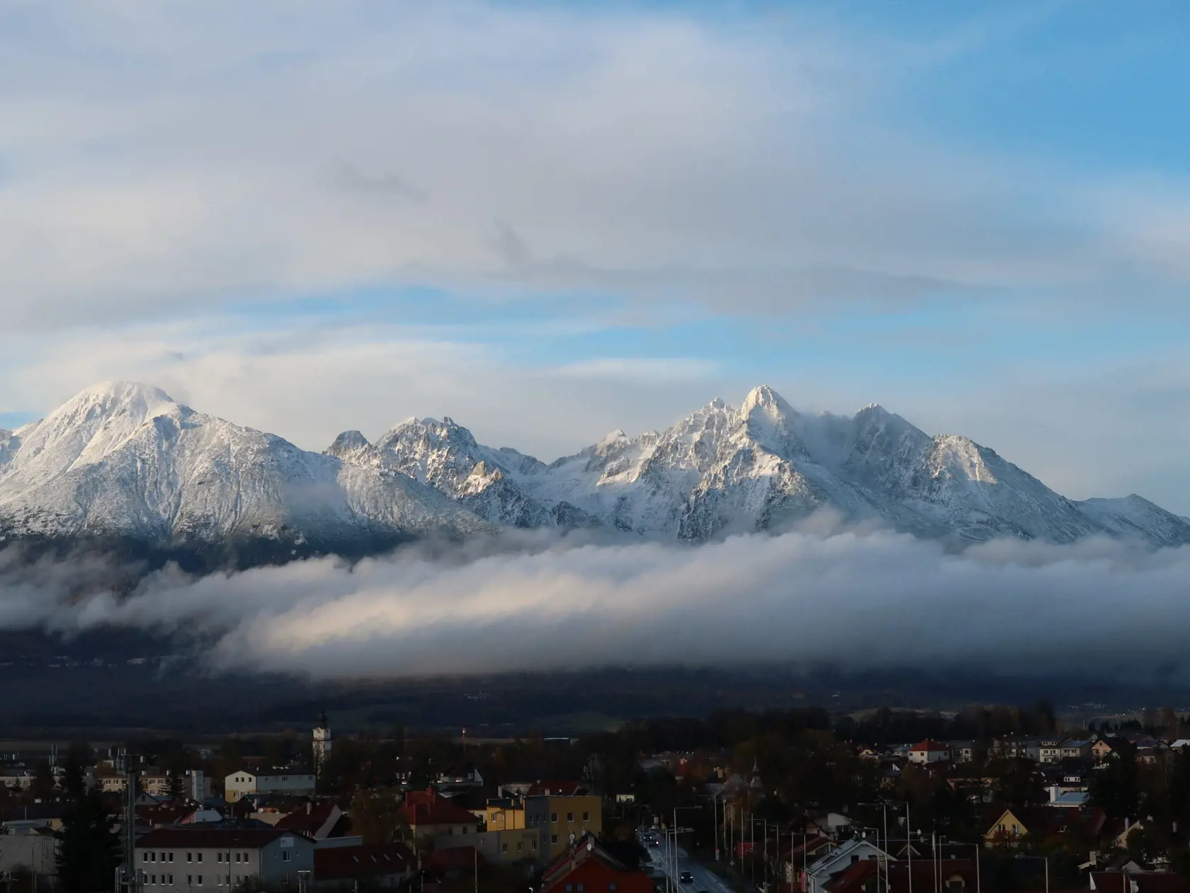 Vysoké Tatry v nedeľu zasiahla prvá väčšia snehová nádielka. Vo vyšších polohách, ale napríklad aj na Štrbskom Plese, napadlo niekoľko centimetrov snehu. Na snímke pohľad na zasnežené Vysoké Tatry z Popradu v nedeľu 5. novembra 2023. FOTO TASR - Adriána Hudecová