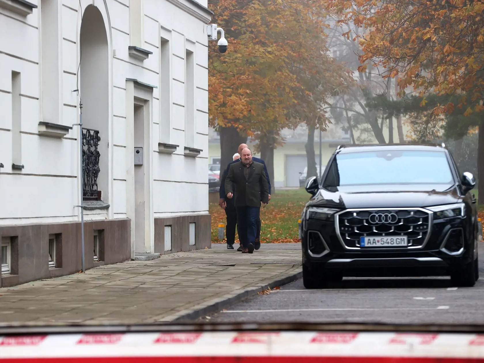 Na snímke je predseda Národnej koalície Rudolf Huliak s poslancami Ivanom Ševčíkom a Pavlom Ľuptákom na ceste na  Úrad vlády.
