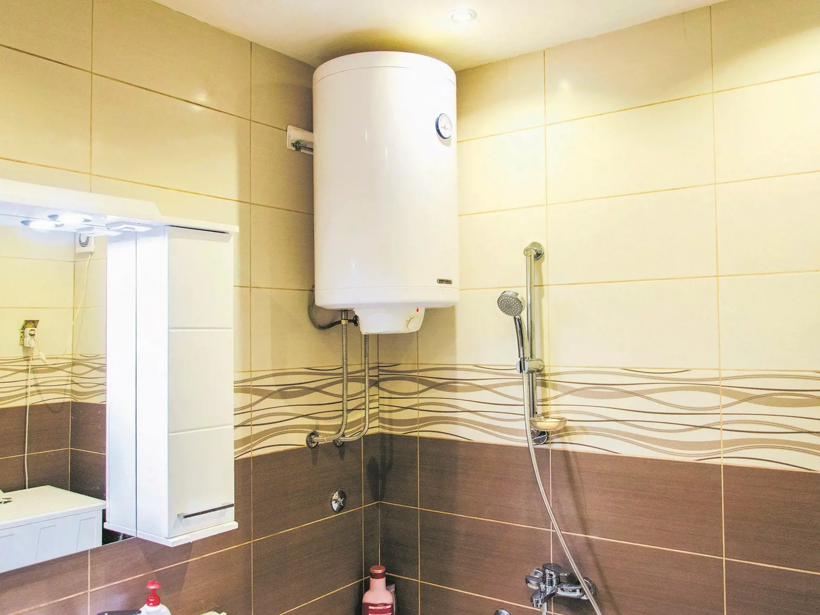 Okrem klasických odporúčaní pre šetrenie energií sa niektorí rozhodli aj pre zníženie teploty vody v bojleroch. Ak však znížite teplotu príliš, v nádrži sa začne šíriť nebezpečná baktéria, pred ktorou už varuje aj Úrad verejného zdravia (UVZ).