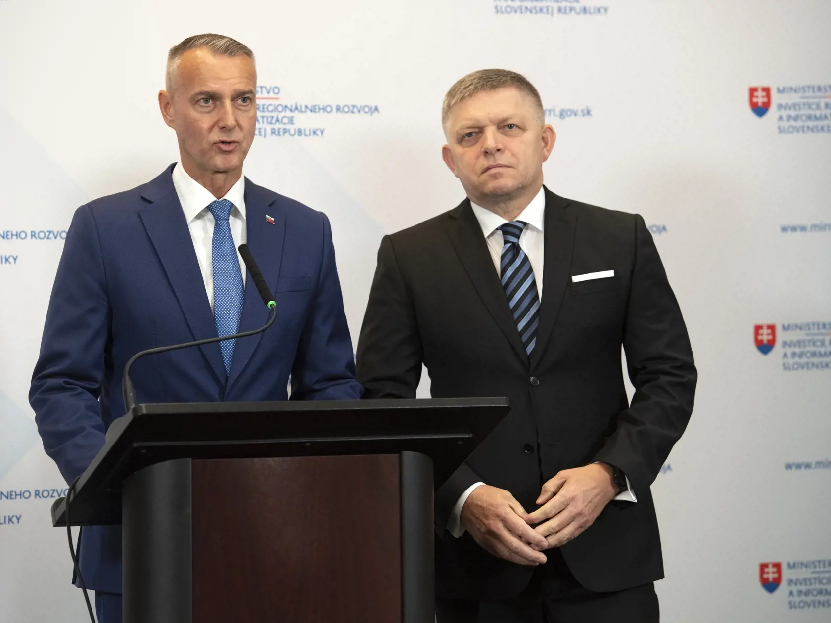 Na snímke vľavo minister investícií, regionálneho rozvoja a informatizácie (MIRRI) SR Richard Raši a vpravo predseda vlády SR Robert Fico počas návštevy na pôde rezortu MIRRI 31. októbra 2023 v Bratislave. FOTO TASR - Pavel Neubauer

















