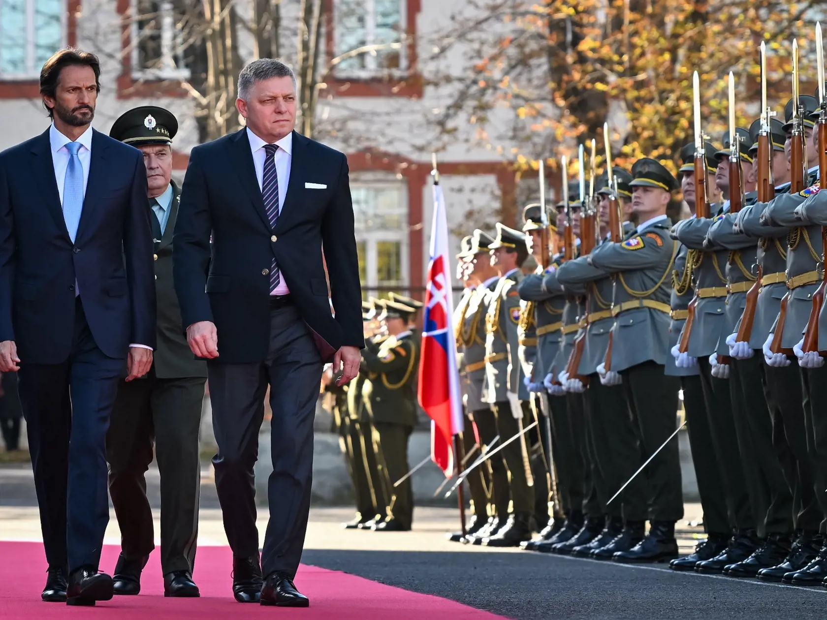 Na snímke sprava predseda vlády SR Robert Fico a minister obrany SR Robert Kaliňák (obaja SMER-SD) počas spoločného stretnutia na pôde rezortu obrany 6. novembra 2023 v Bratislave. FOTO TASR - Pavol Zachar










