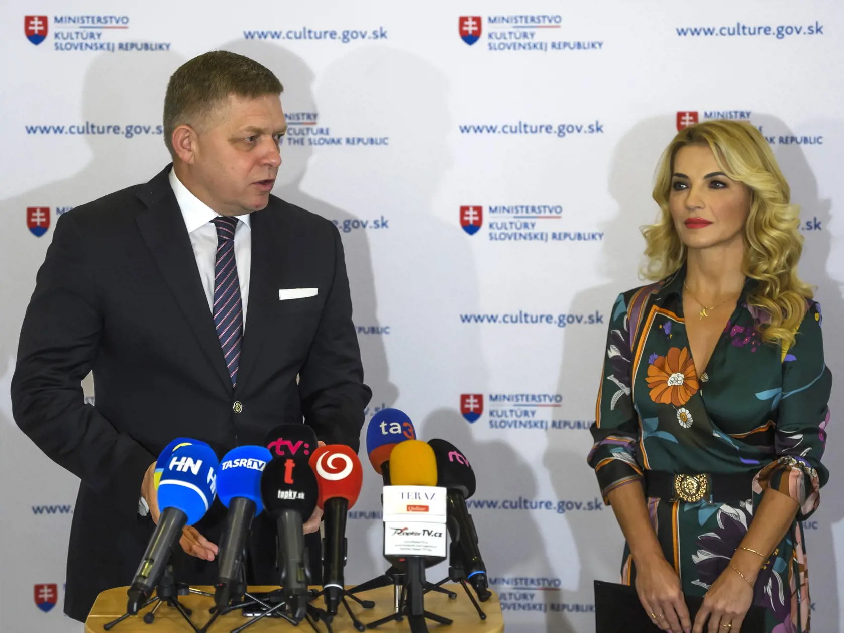 Na snímke predseda vlády SR Robert Fico (Smer-SD) a ministerka kultúry SR Martina Šimkovičová  (nominantka SNS) počas brífingu po spoločnom stretnutí na rezorte kultúry v Bratislave 6. novembra 2023. FOTO TASR - Jaroslav Novák













