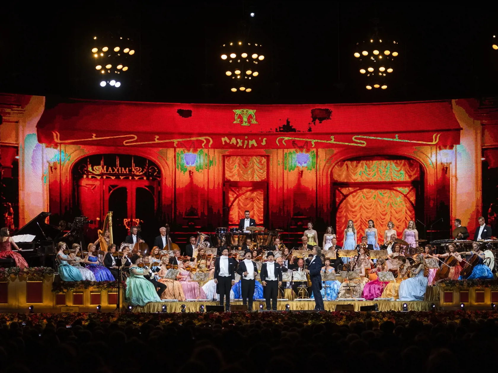 Na snímke holandský huslista a skladateľ André Rieu (v popredí vpravo) vystupuje spolu so svojím 60-členným súkromným orchestrom Johann Strauss Orchestra počas koncertu na Zimnom štadióne Ondreja Nepelu 31. mája 2022 v Bratislave. FOTO TASR - Jaroslav Novák