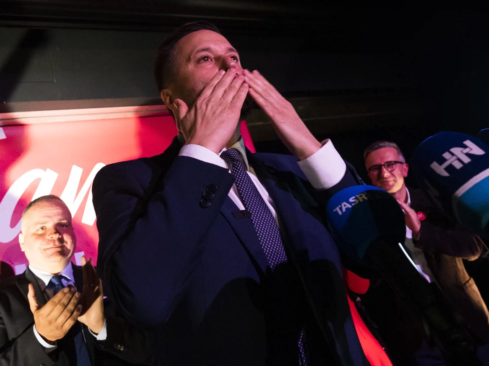 Na Slovensku sa v sobotu konali historicky prvé spojené voľby do orgánov samosprávy obcí a do orgánov samosprávnych krajov. Na snímke uprostred úradujúci primátor mesta Bratislava a kandidát na tento post Matúš Vallo oslavuje obhajobu primátorského mandátu po zverejnení predbežných  neoficiálnych výsledkov vo volebnej centrále Teamu Bratislava v Bratislave v nedeľu 30. októbra 2022. FOTO TASR - Jaroslav Novák