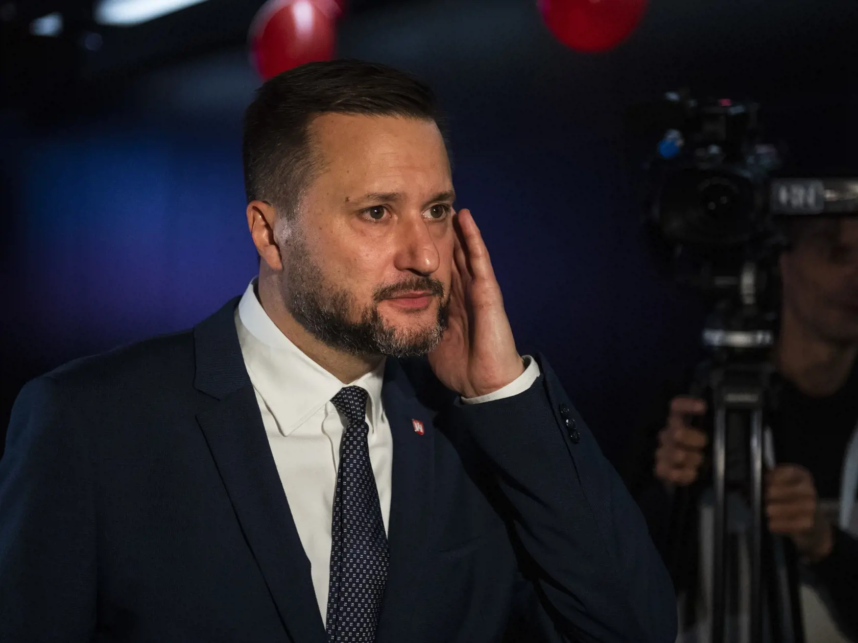 Na Slovensku sa v sobotu konali historicky prvé spojené voľby do orgánov samosprávy obcí a do orgánov samosprávnych krajov. Na snímke úradujúci primátor mesta Bratislava a kandidát na primátora Bratislavy Matúš Vallo reaguje na zverejnené predbežné neoficálne výsledky vo volebnej centrále v Bratislave v sobotu 29. októbra 2022. FOTO TASR - Jaroslav Novák