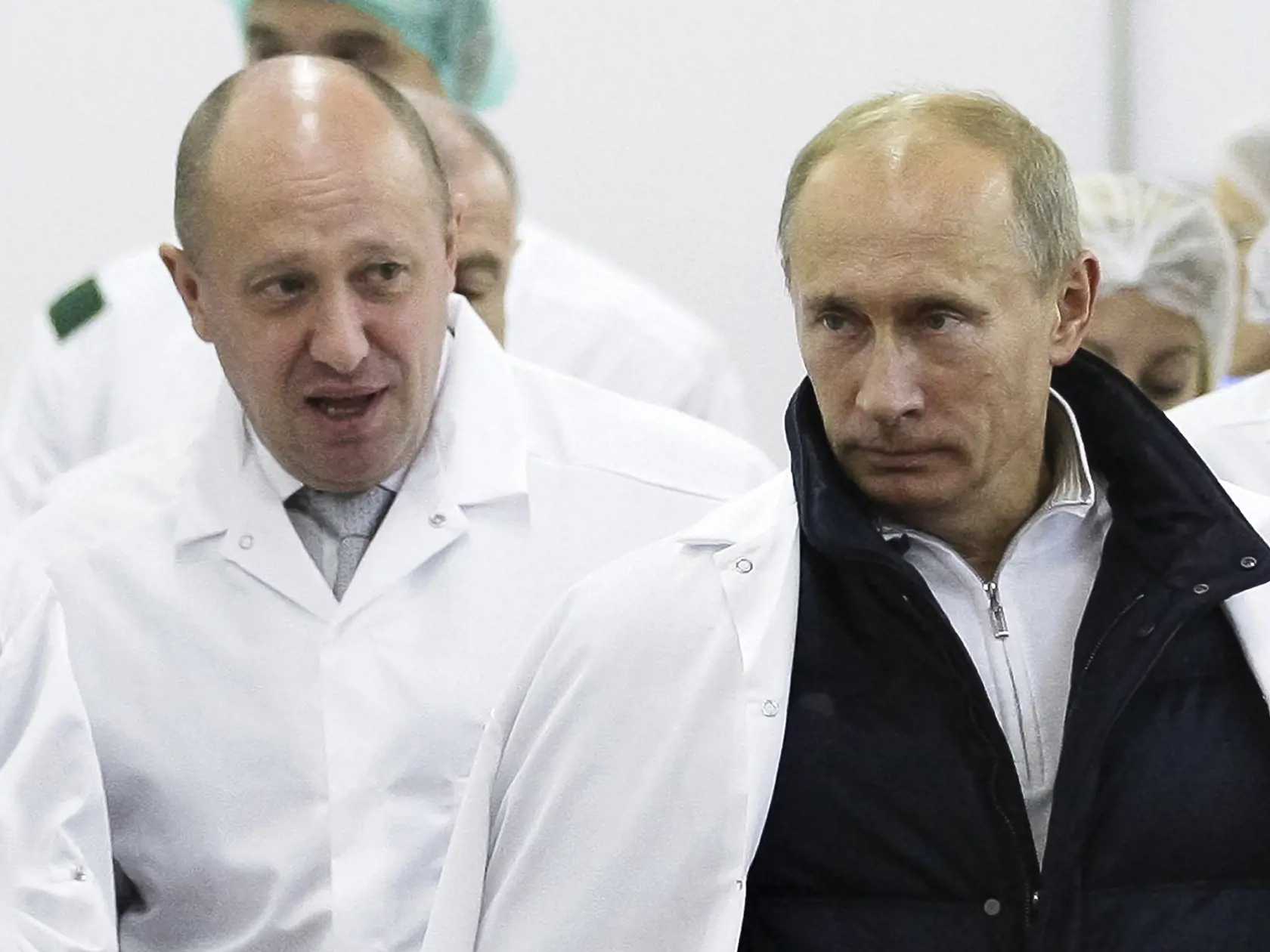 Na archívnej snímke z 20. septembra 2010 ruský podnikateľ Jevgenij Prigožin (vľavo) a ruský prezident Vladimir Putin počas prehliadky jeho závodu v Petrohrade.