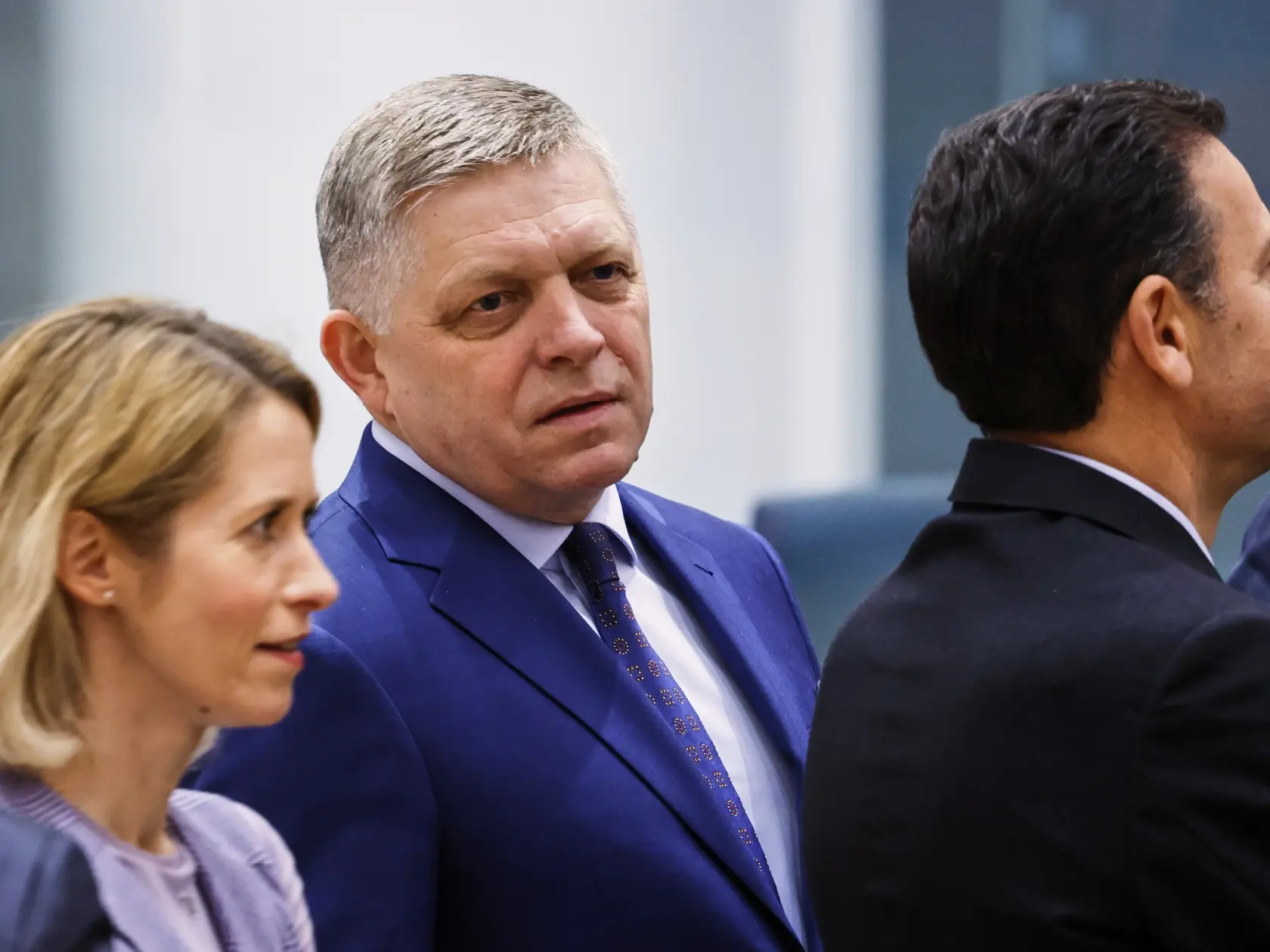 Na snímke slovenský premiér Robert Fico (uprostred) a šéfka európskej diplomacie Kaja Kallasová prichádzajú na summit EÚ v Bruseli vo štvrtok 20. marca 2025.