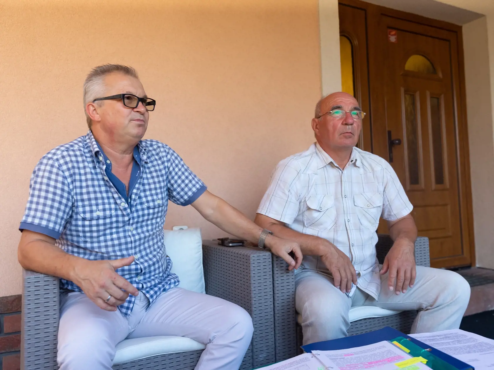 Zábery z reportáže v obci Vyšný mirošov, kde posobí starosta obce s monitorovacím náramkom na nohe 