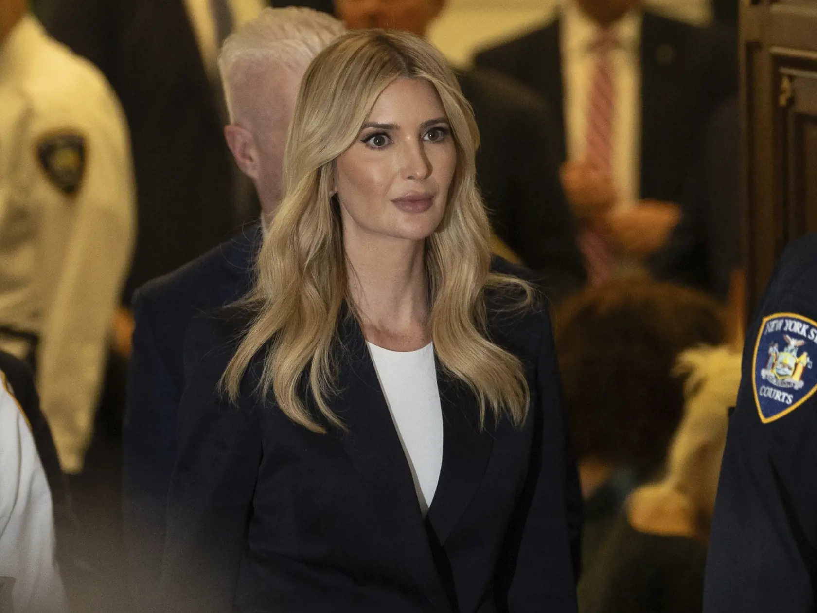 Dcéra bývalého amerického prezidenta Donalda Trumpa, Ivanka Trumpová, vychádza zo súdnej siene počas obednej prestávky v New Yorku v stredu 8. novembra 2023. Podľa lekárov podstúpila viacero zákrokov plastickej chirurgie.


Ivanka Trump exits courtroom for afternoon break during a civil fraud trial against former President Donald Trump at New York Supreme Court, Wednesday, Nov. 8, 2023, in New York. (AP Photo/Yuki Iwamura)