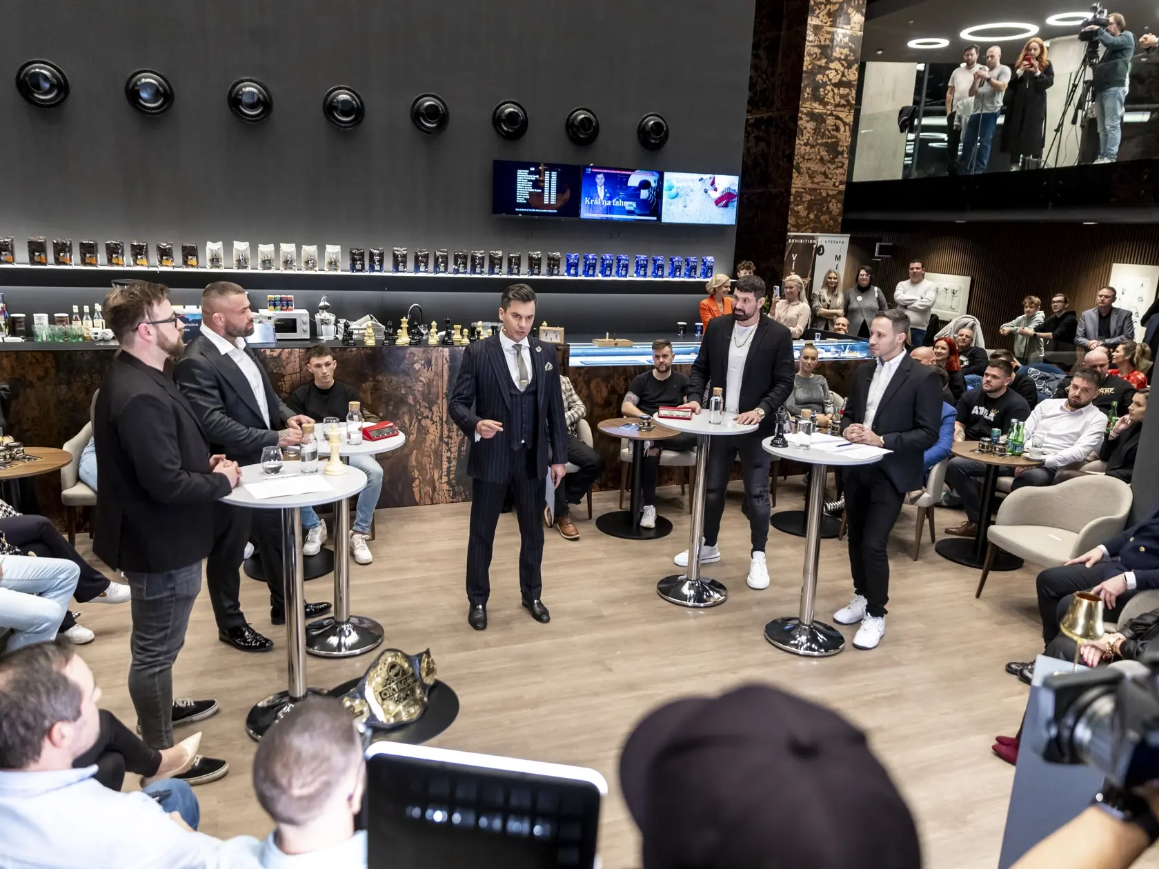 Moderátor TA3 Braňo Král mal tentoraz proti sebe netradičných súperov - bojovníkov Karlosa Vémolu a Attilu Végha.