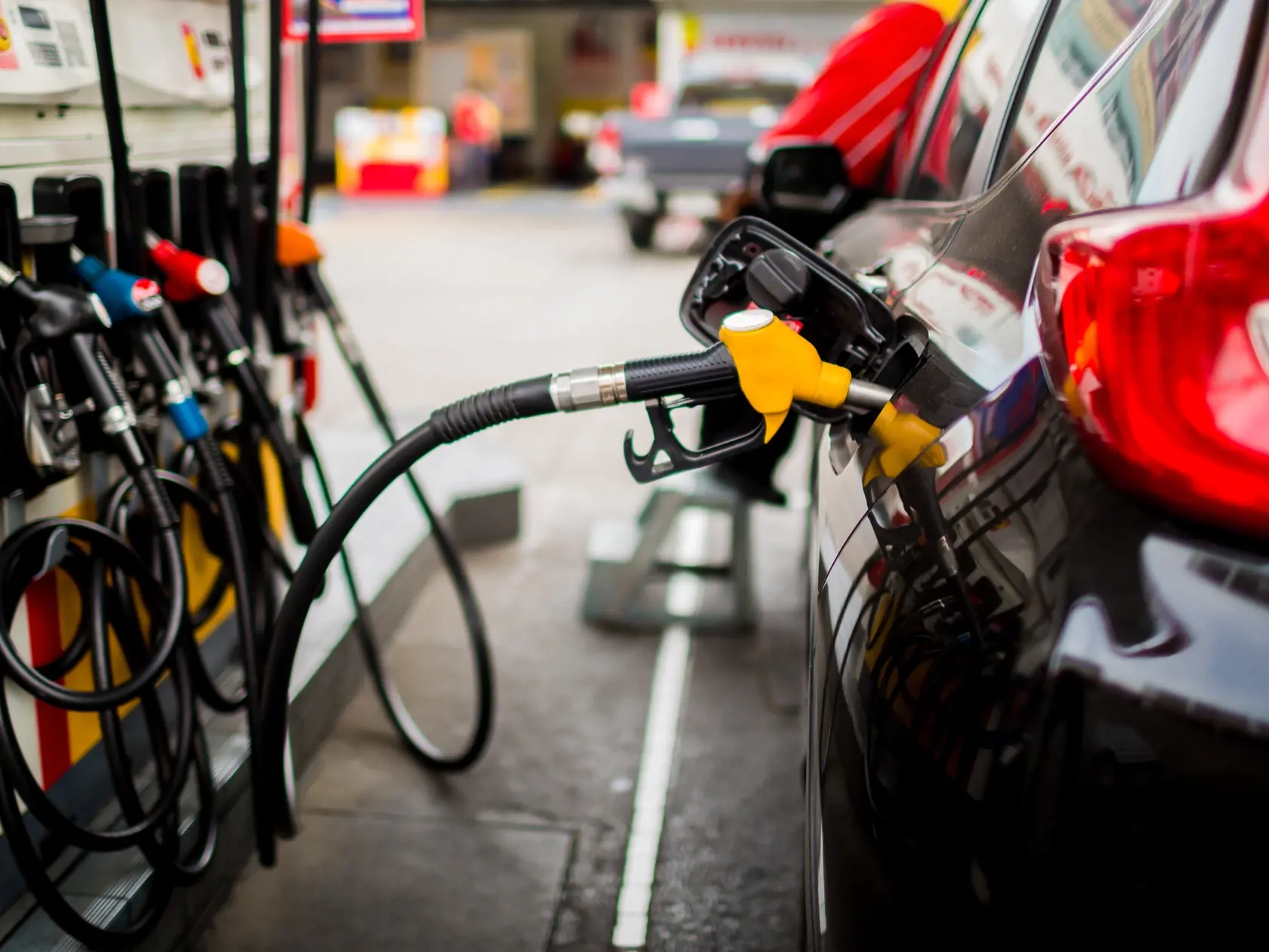 Tankovanie na diaľnici je výrazne drahšie ako na vidieckej pumpe. Pre istotu si pred natankovaním ujasnite, ako sa v miestnom jazyku povie nafta a benzín. Motorina, gasolina, gasolio alebo gasolioa...