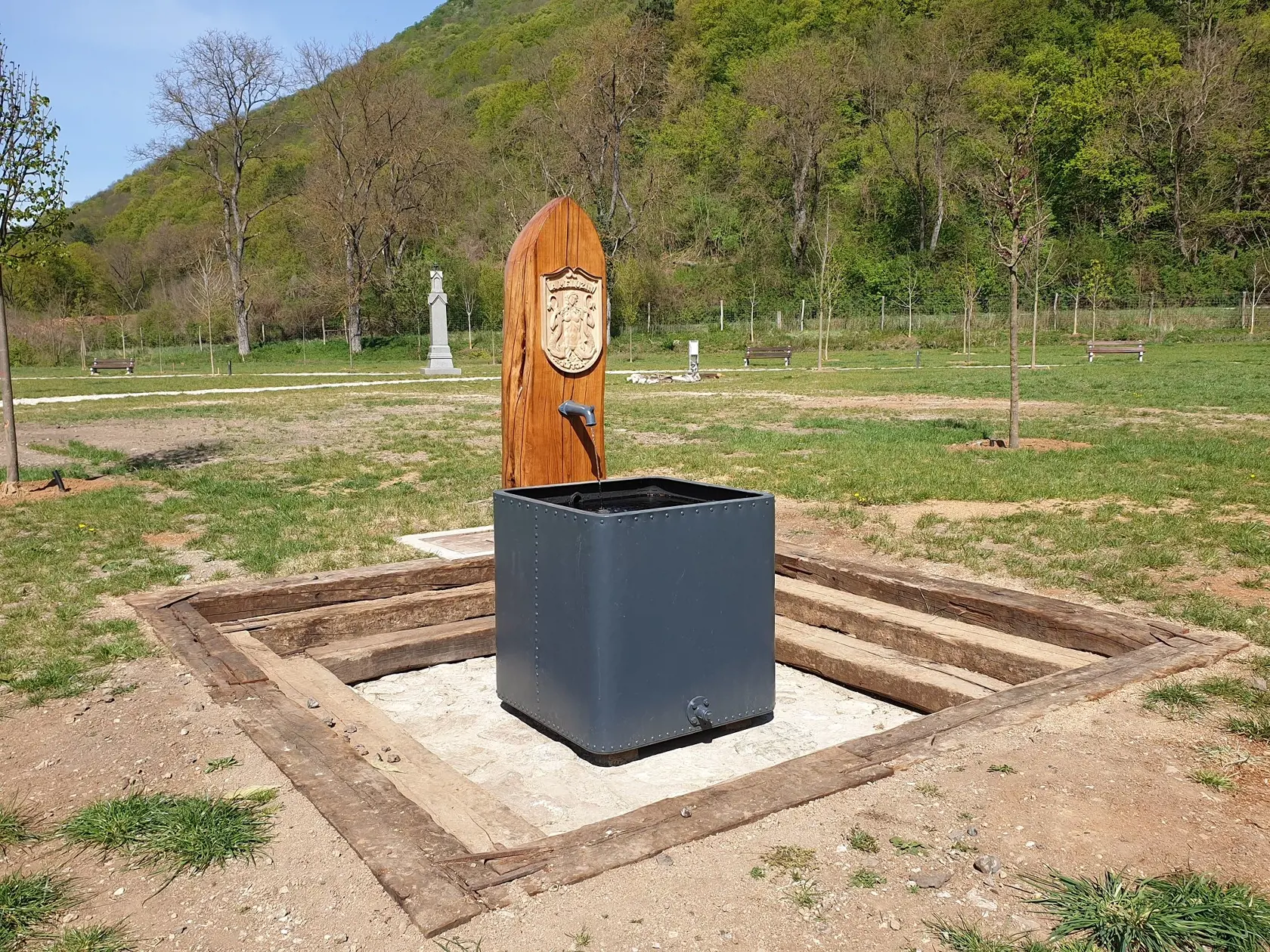 Na snímke fontána s vyobrazením gelnickej, resp. gombaseckej Meluzíny, symbola rodu Bebekovcov v areáli bývalého pavlínskeho kláštora v Slavci-Gombaseku v okrese Rožňava 25. apríla 2020.