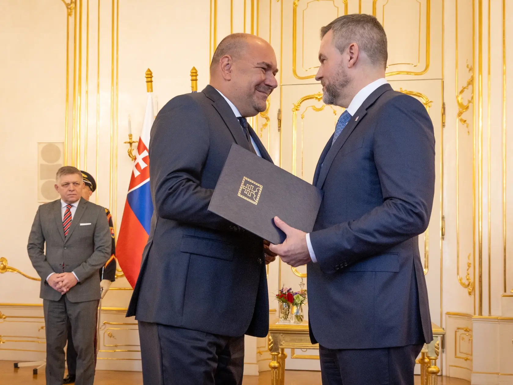 Prezident Peter Pellegrini vymenoval Rudolfa Huliaka za ministra cestovného ruchu a športu. Na snímke je Peter Pellegrini a odchádzajúci minister Dušan Keketi.

